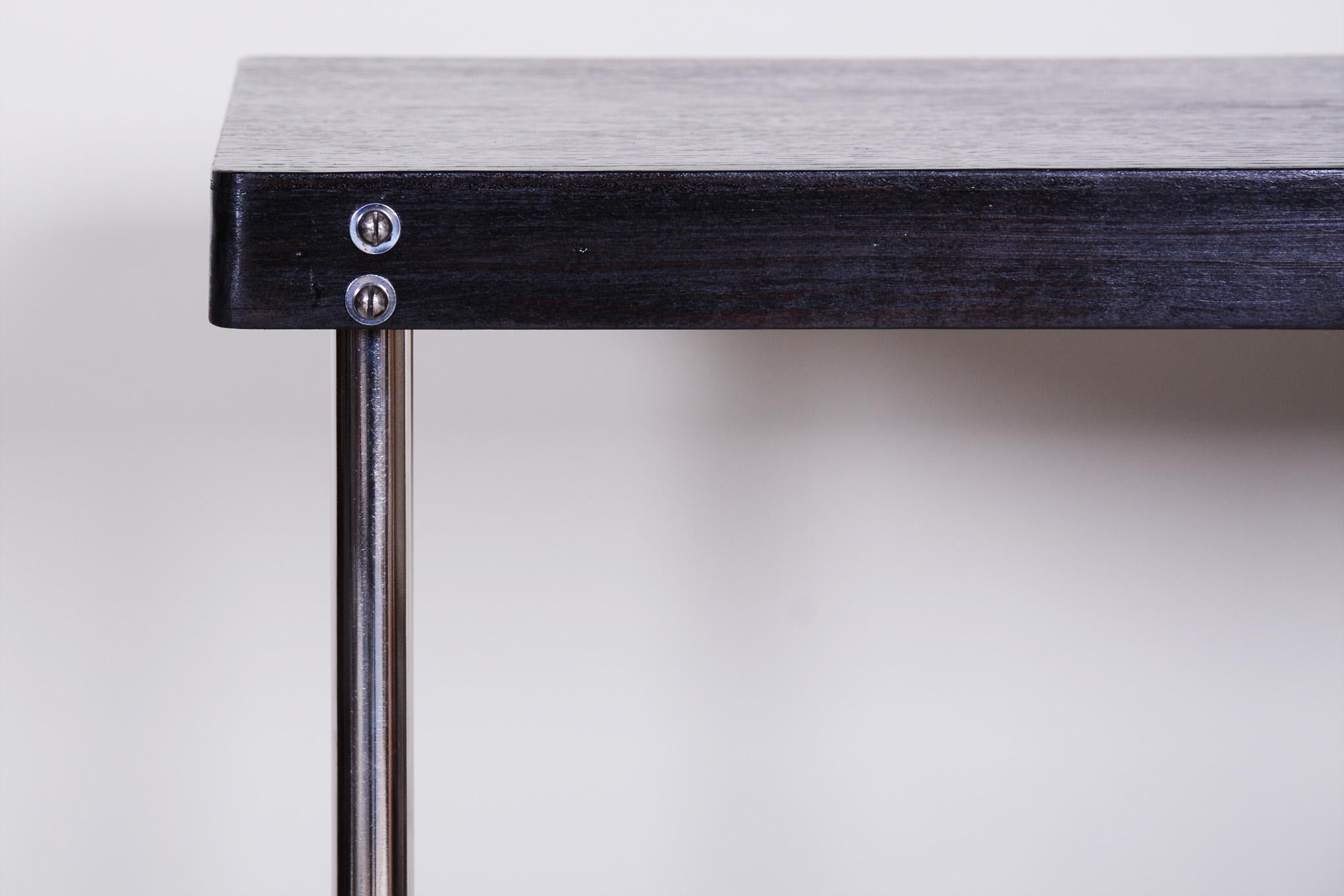 Petite table Bauhaus tchèque restaurée en chrome noir:: R19:: Robert Slezák:: années 1930 Bon état - En vente à Horomerice, CZ