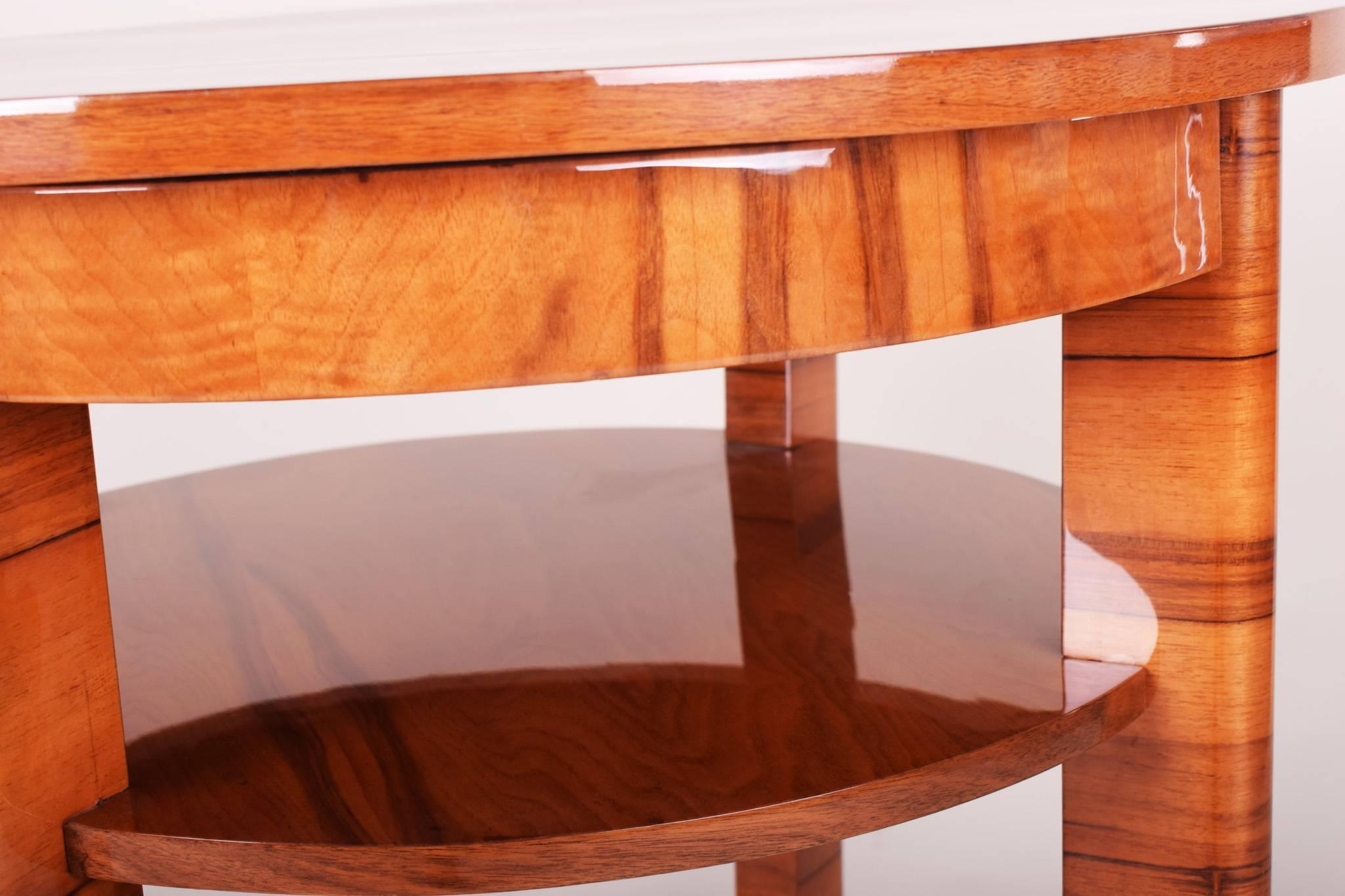 Small Czechoslovak Art Deco Walnut Table, Period 1930-1939 In Excellent Condition In Horomerice, CZ