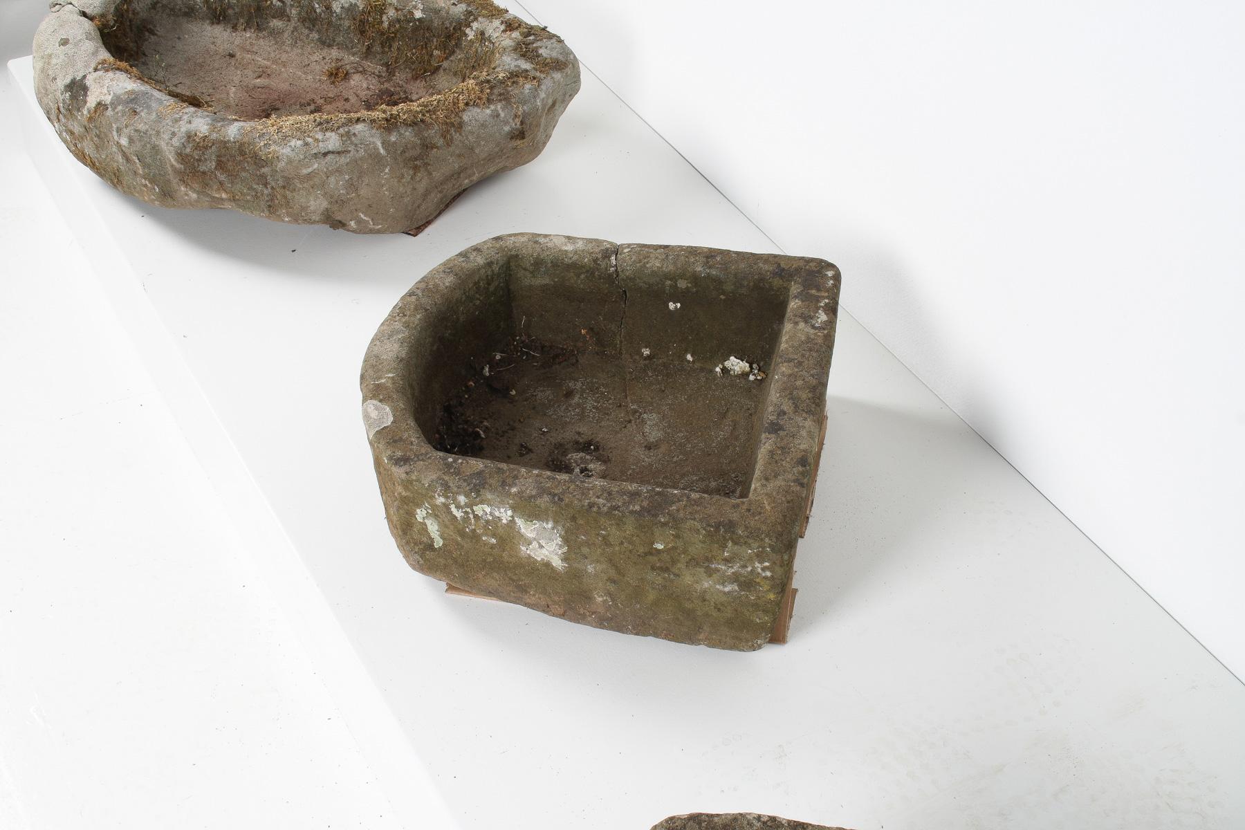 Petite jardinière en forme de D en pierre sculptée en grès météorisé  Pot de bonsaï en vente 2