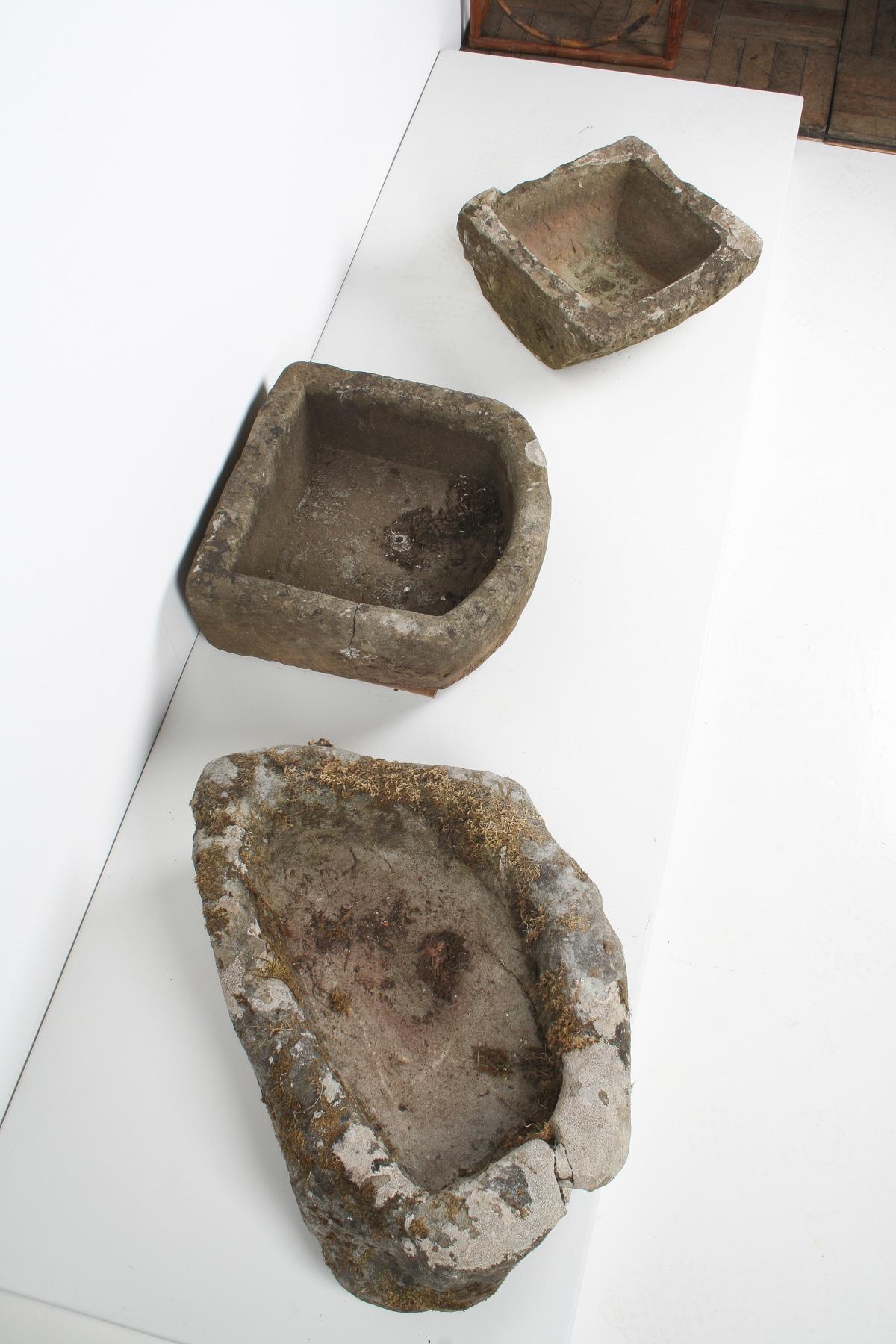 Petite jardinière en forme de D en pierre sculptée en grès météorisé  Pot de bonsaï en vente 3