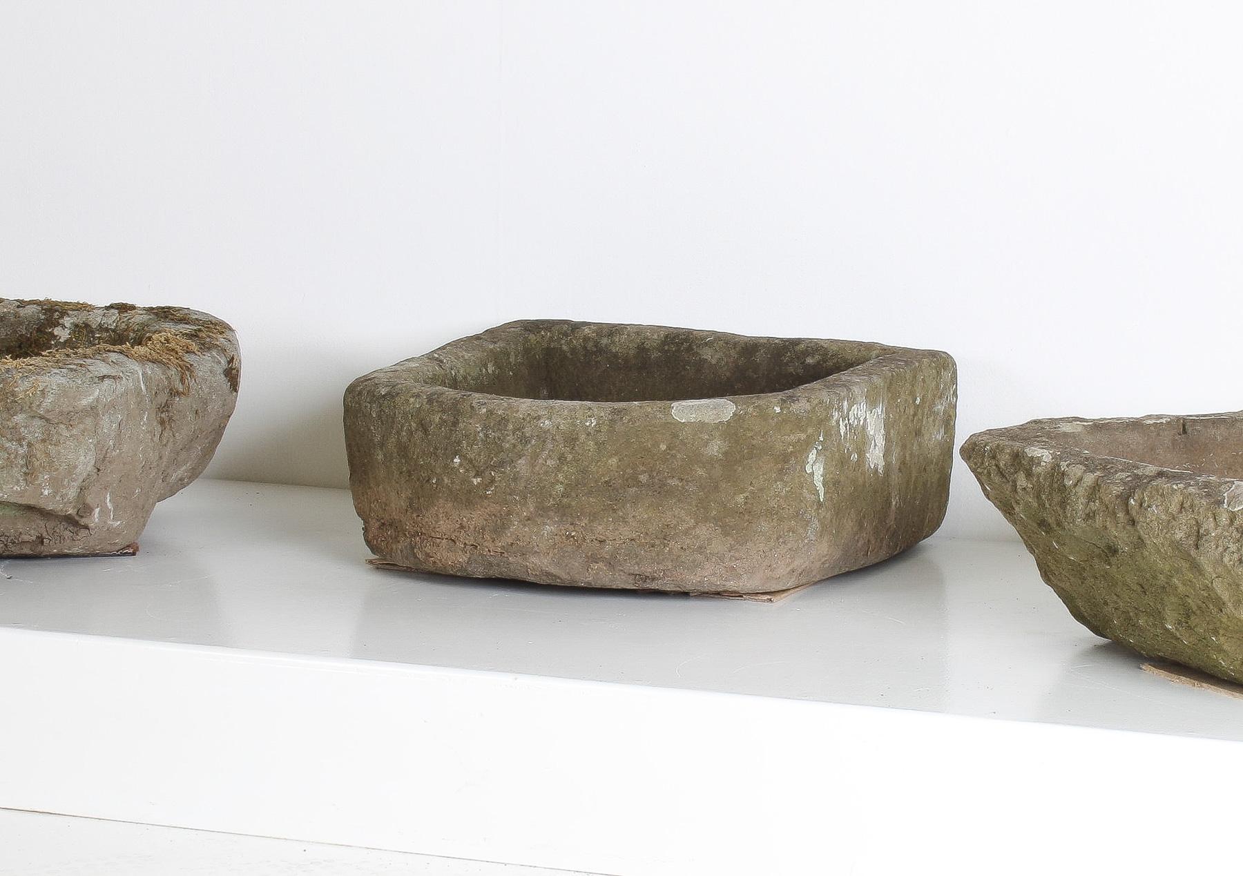 Petite jardinière en forme de D en pierre sculptée en grès météorisé  Pot de bonsaï en vente 6