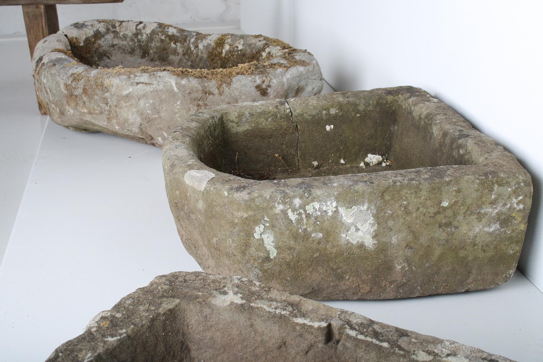 Petite jardinière en forme de D en pierre sculptée en grès météorisé  Pot de bonsaï en vente 7