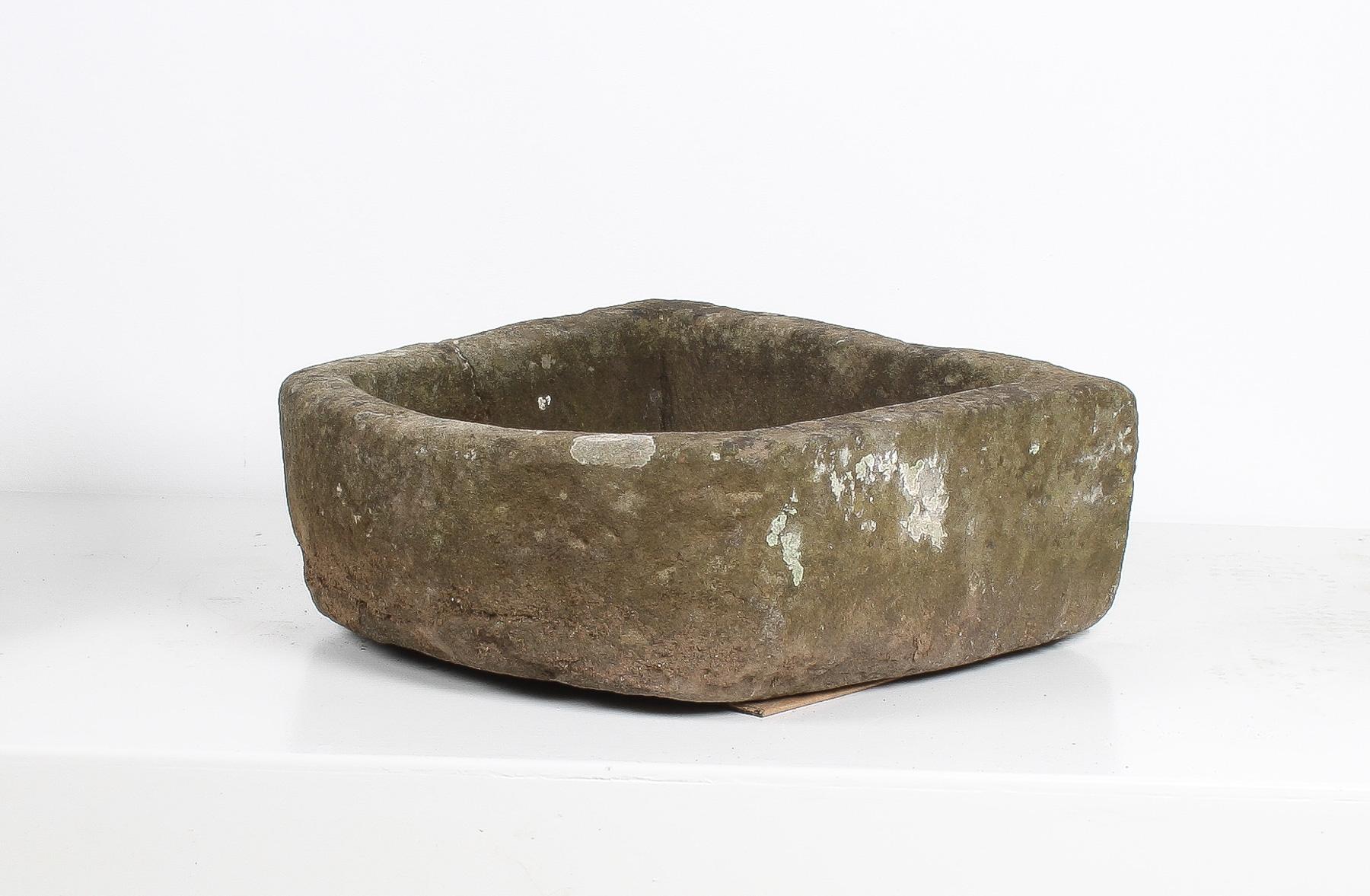 Découvrez la beauté intemporelle de cette jardinière ancienne en pierre sculptée.  Il s'agit d'une pièce ancienne, datant d'environ 1900, qui présente la riche patine naturelle qui se développe tout au long de la vie.
La forme légèrement incurvée en