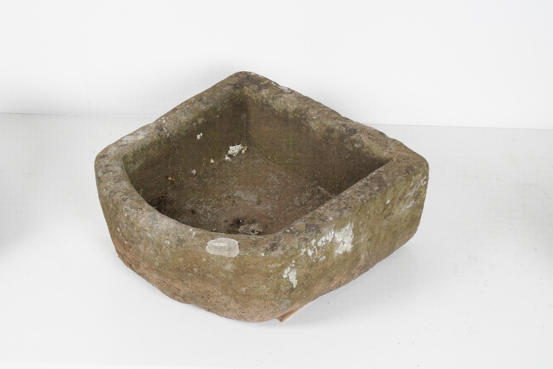 Rustique Petite jardinière en forme de D en pierre sculptée en grès météorisé  Pot de bonsaï en vente