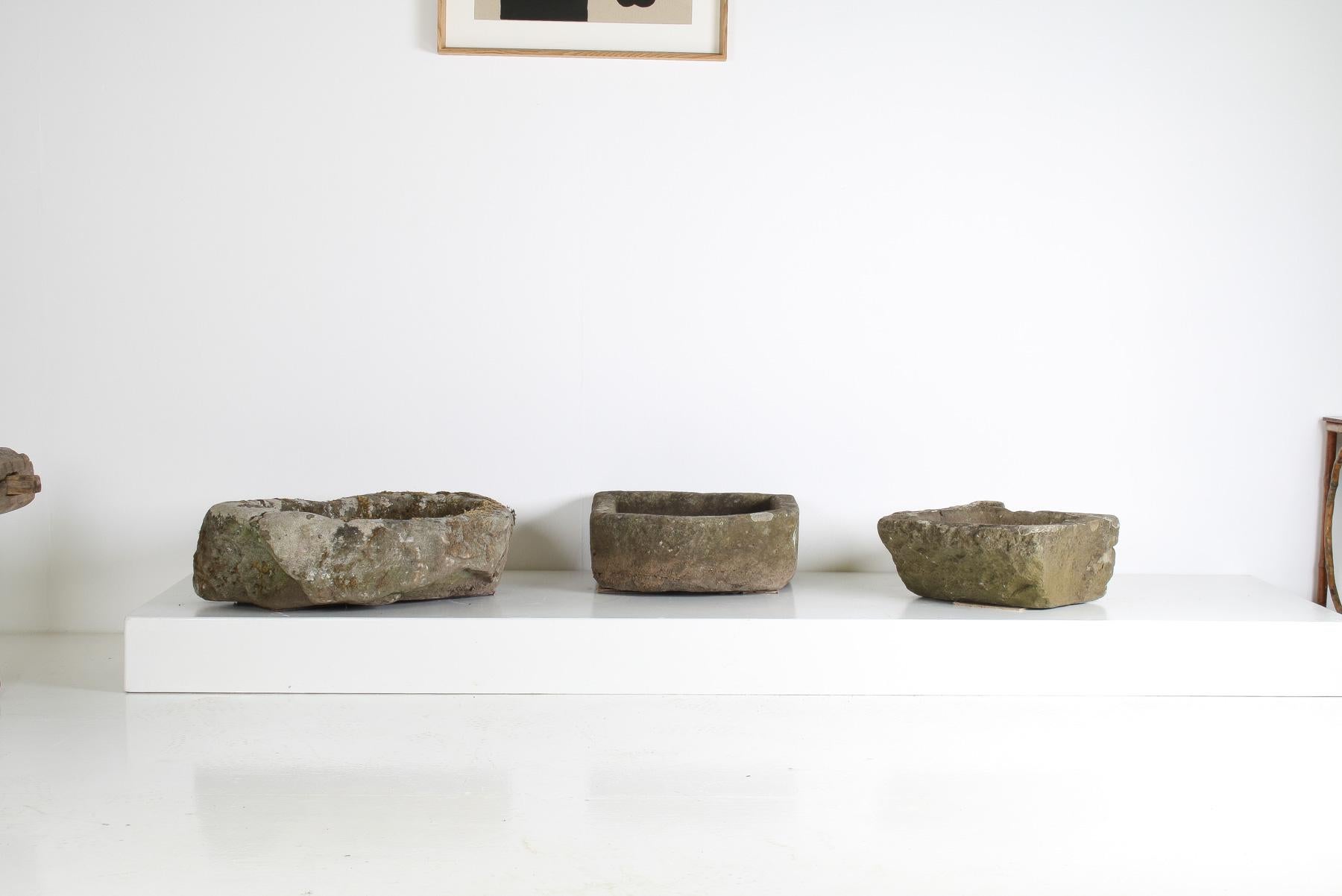 Britannique Petite jardinière en forme de D en pierre sculptée en grès météorisé  Pot de bonsaï en vente
