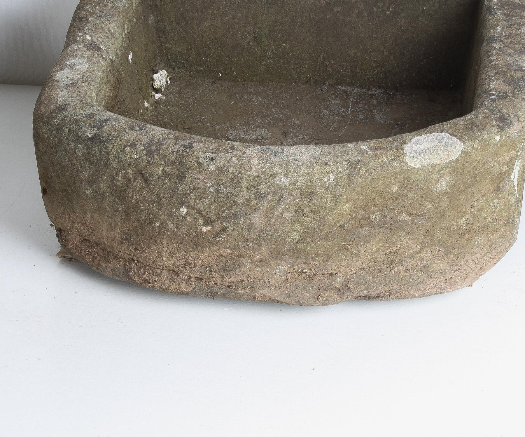 Sculpté Petite jardinière en forme de D en pierre sculptée en grès météorisé  Pot de bonsaï en vente