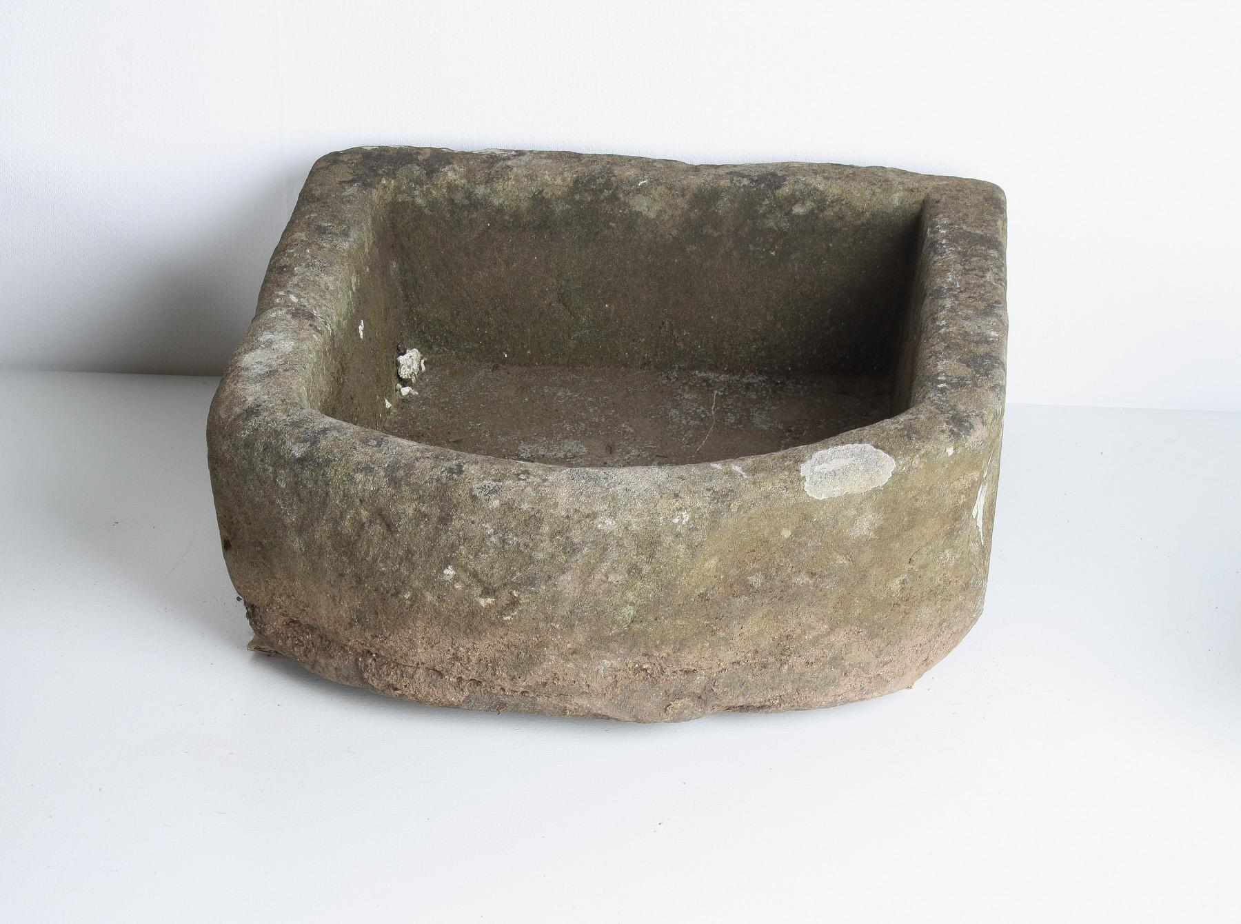 Petite jardinière en forme de D en pierre sculptée en grès météorisé  Pot de bonsaï Bon état - En vente à Llanbrynmair, GB