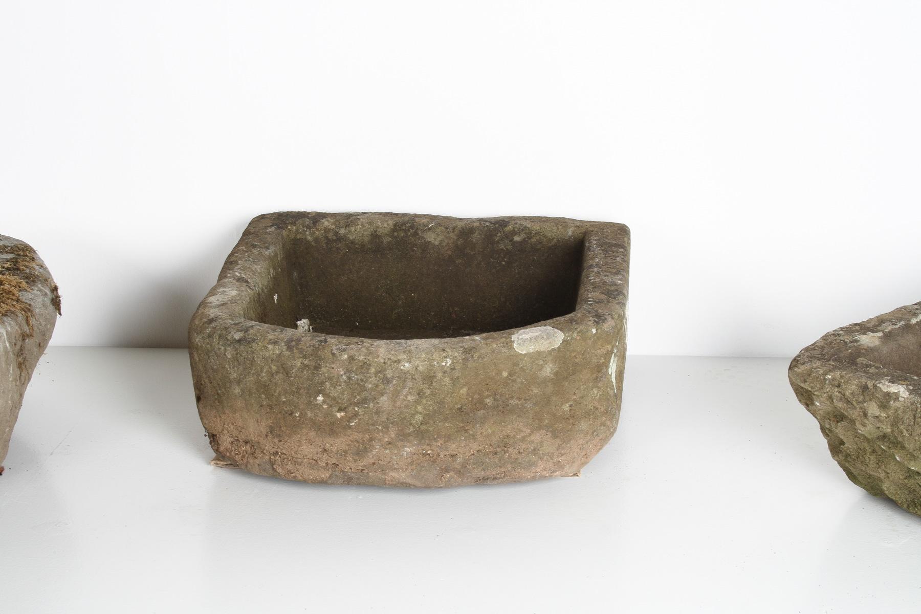20ième siècle Petite jardinière en forme de D en pierre sculptée en grès météorisé  Pot de bonsaï en vente