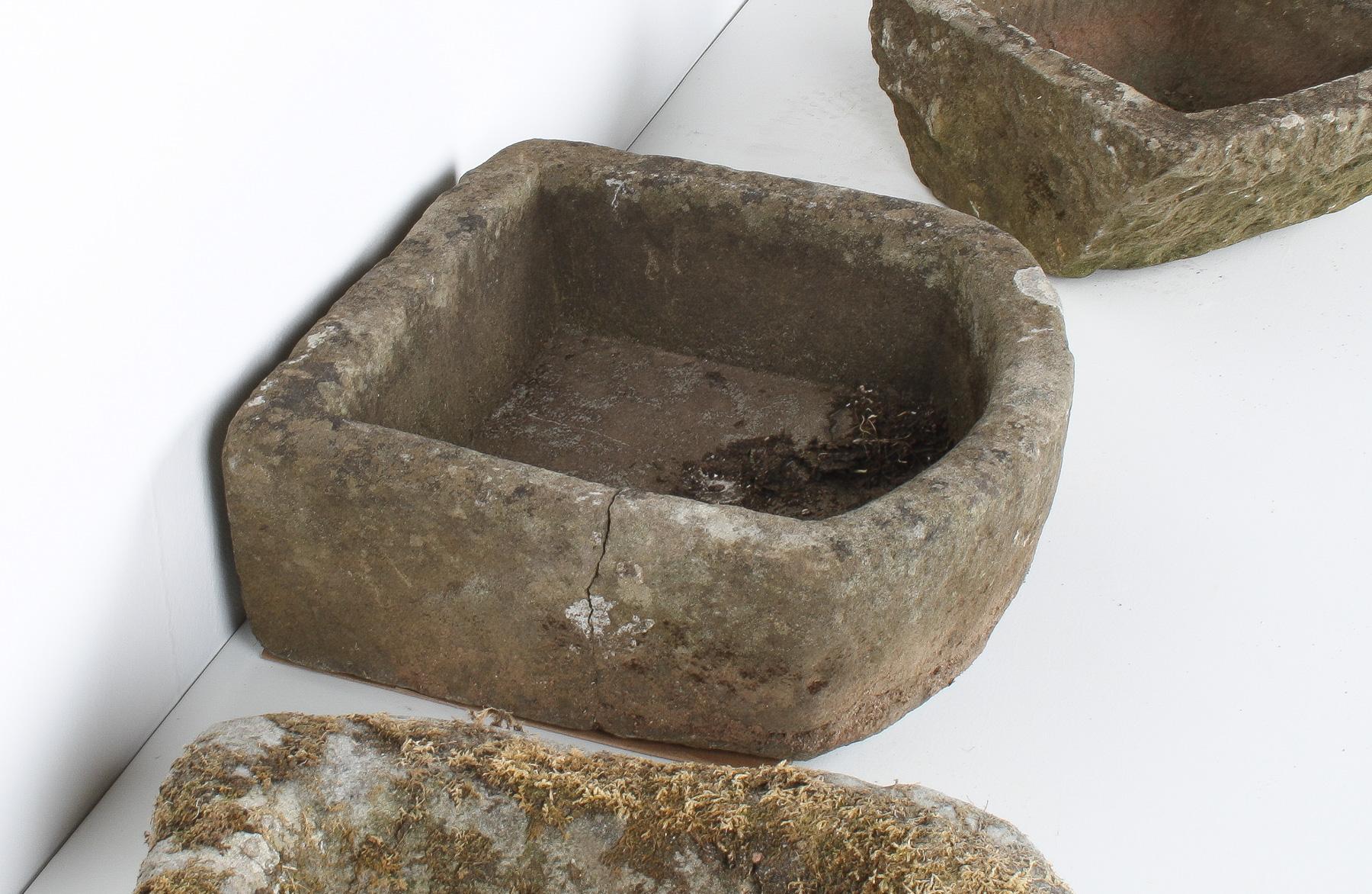 Pierre Petite jardinière en forme de D en pierre sculptée en grès météorisé  Pot de bonsaï en vente