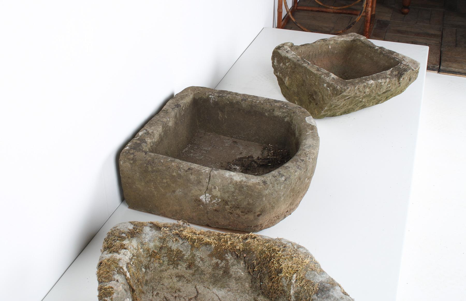 Petite jardinière en forme de D en pierre sculptée en grès météorisé  Pot de bonsaï en vente 1
