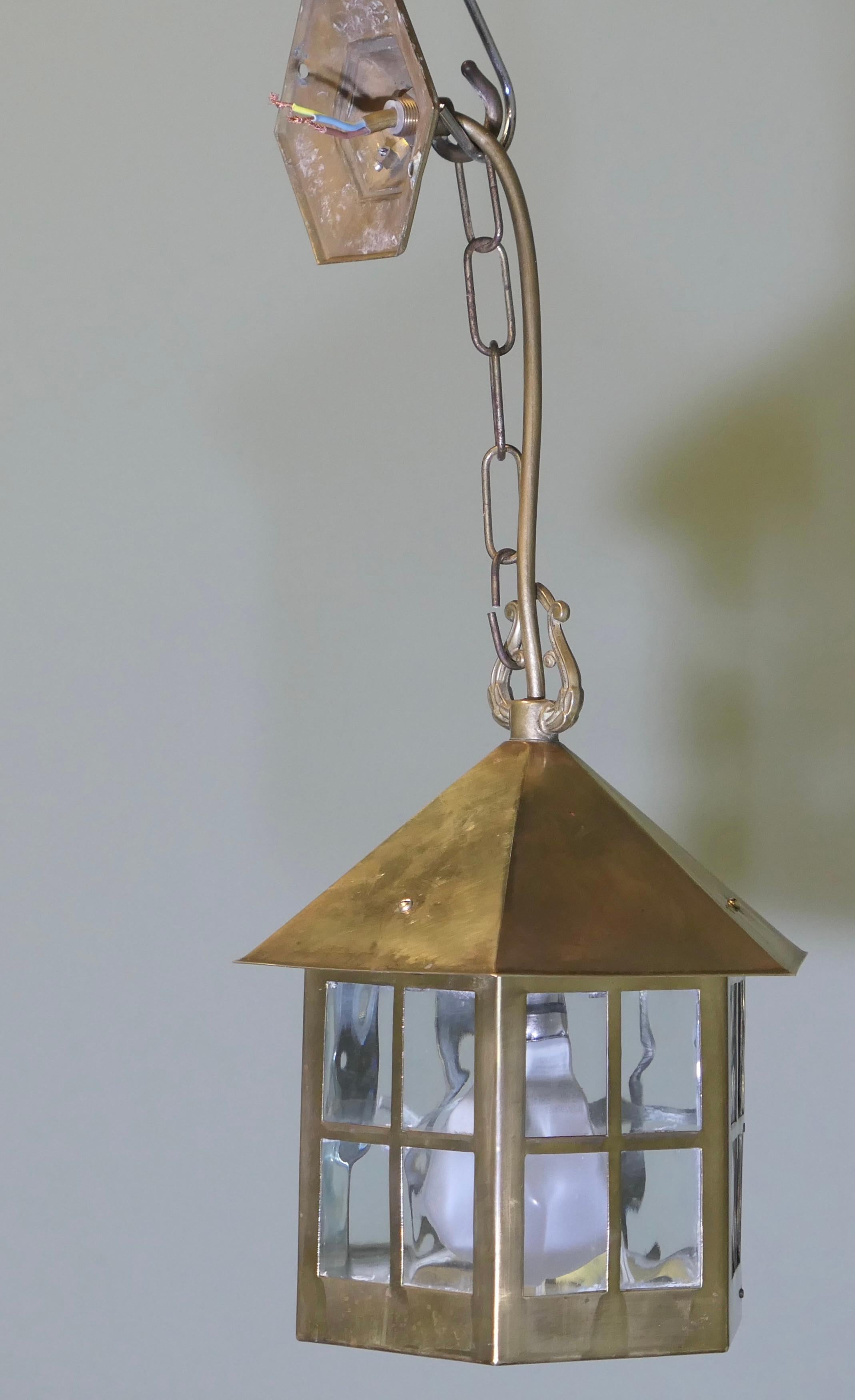 Piccola e graziosa lanterna a sospensione in ottone

Si tratta di una graziosa lanterna con 6 lati smaltati a ciottoli.
La lampada è cablata per l'elettricità e pronta per essere utilizzata.  appendere dovrà essere collegato a una rete elettrica
Si