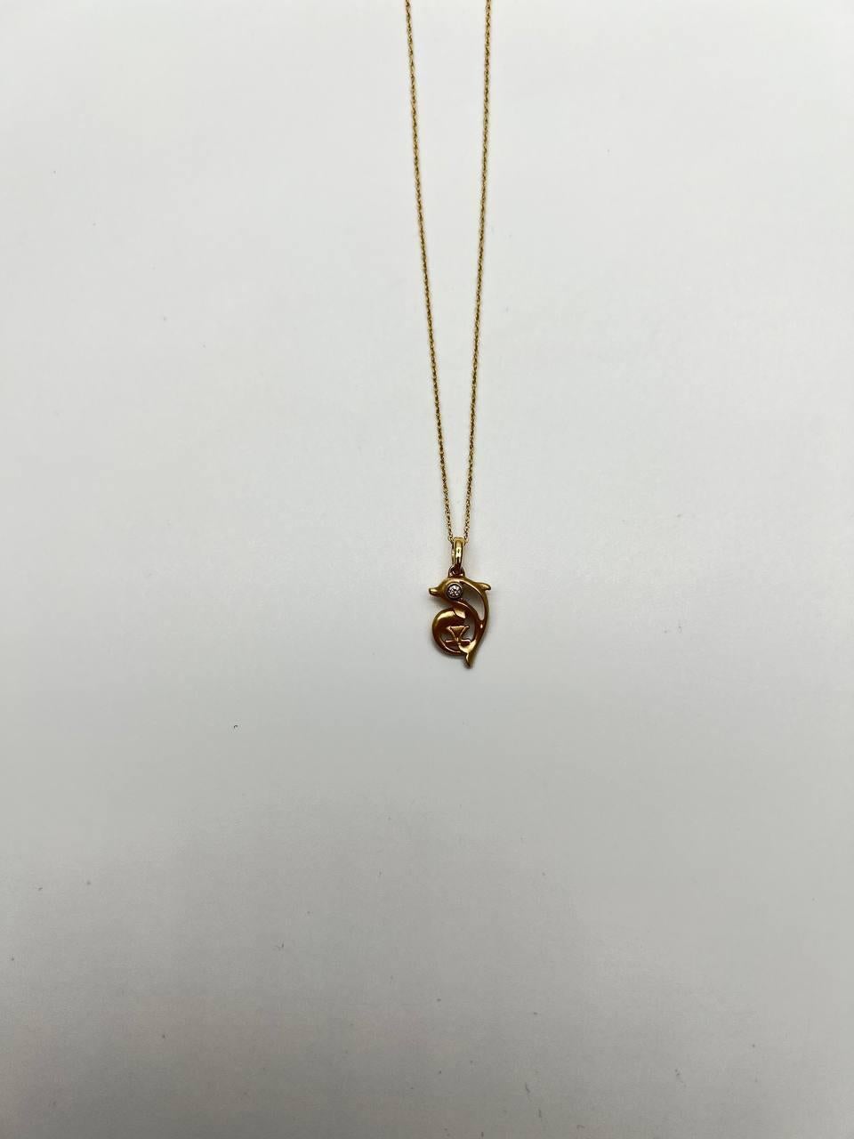Petit collier pendentif animalier minimaliste en or jaune 14 carats avec dauphin en vente 5