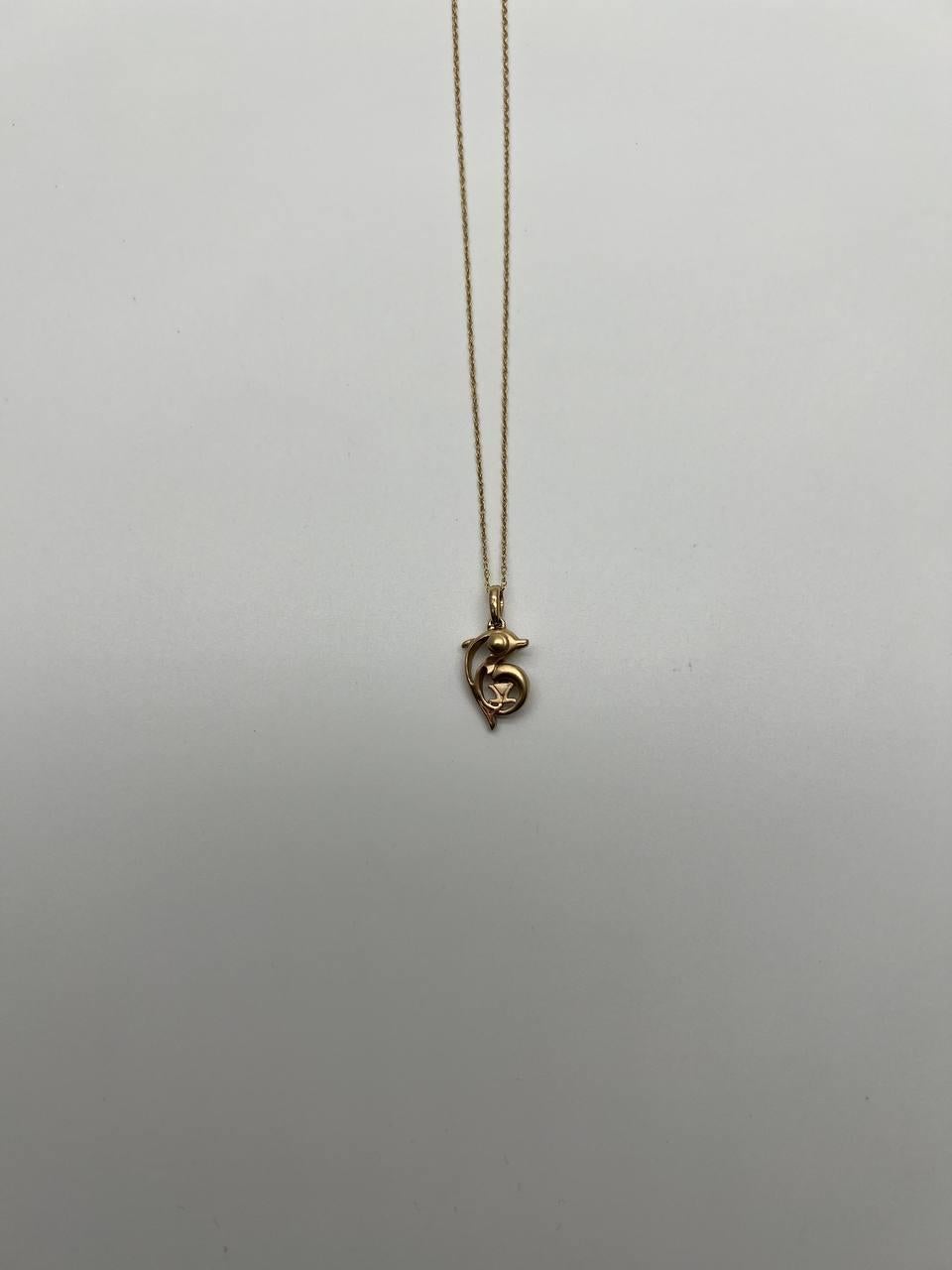 Petit collier pendentif animalier minimaliste en or jaune 14 carats avec dauphin en vente 6