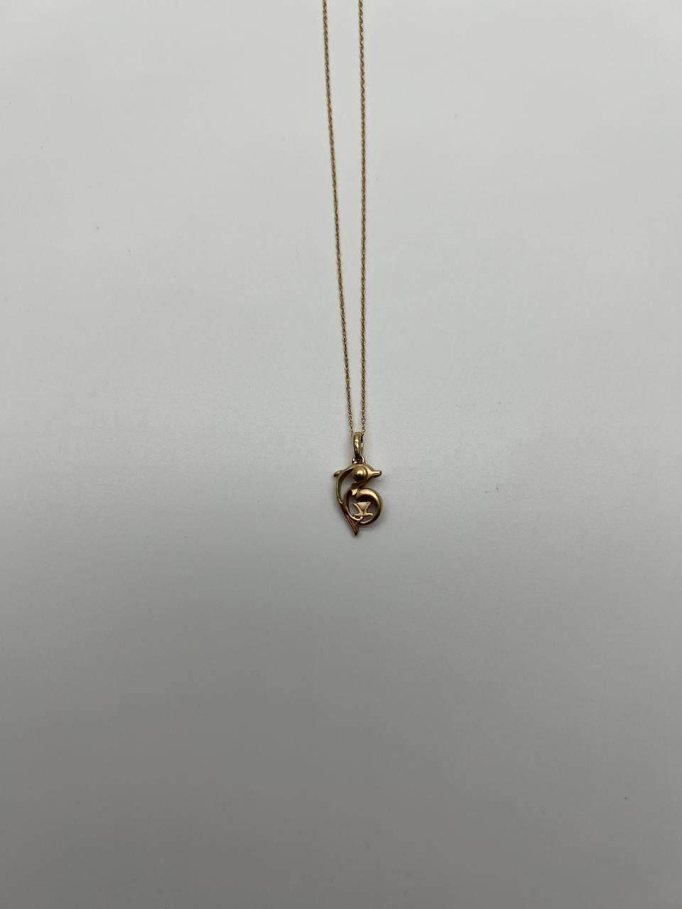 Petit collier pendentif animalier minimaliste en or jaune 14 carats avec dauphin en vente 7