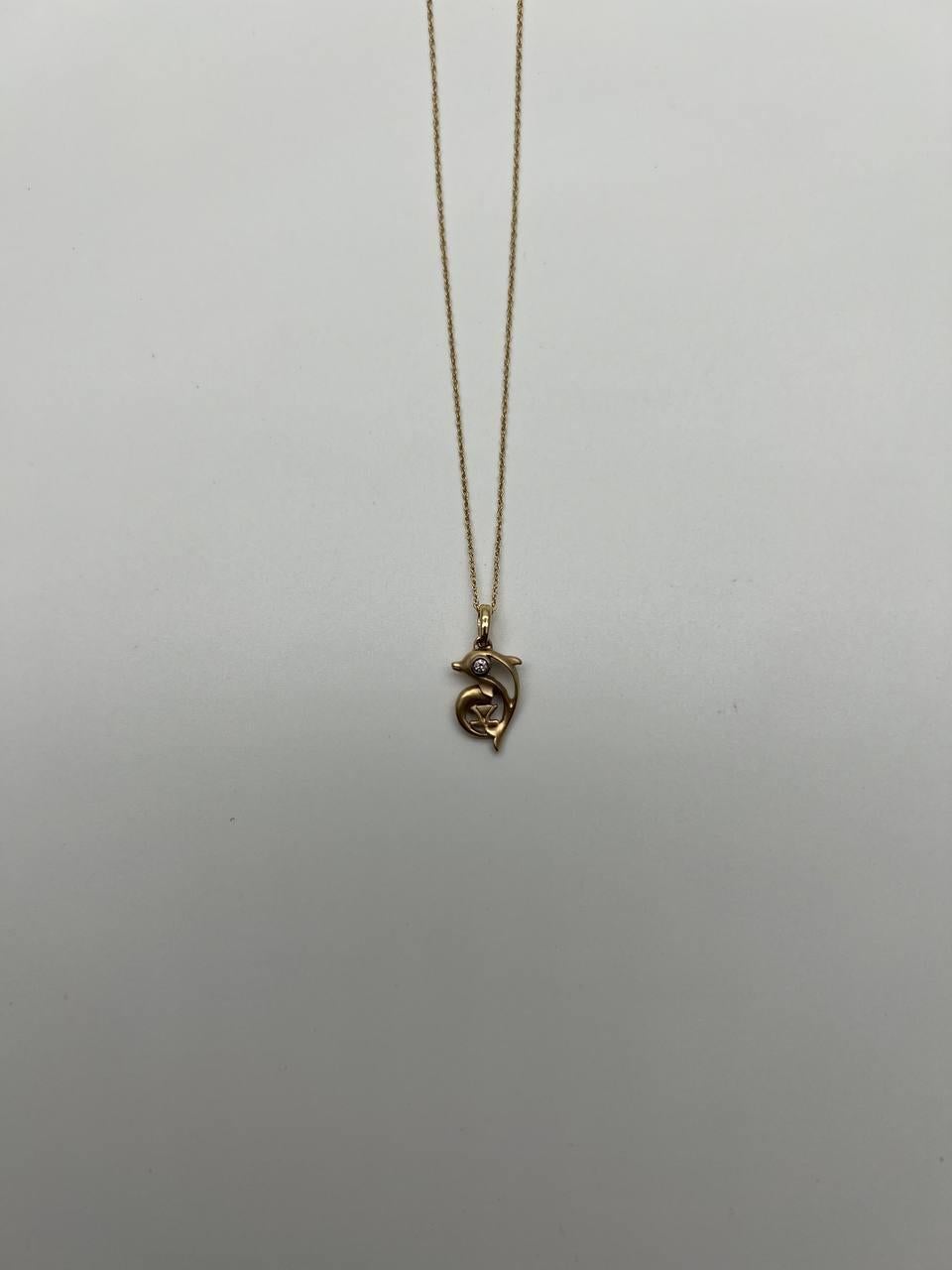 Petit collier pendentif animalier minimaliste en or jaune 14 carats avec dauphin en vente 8