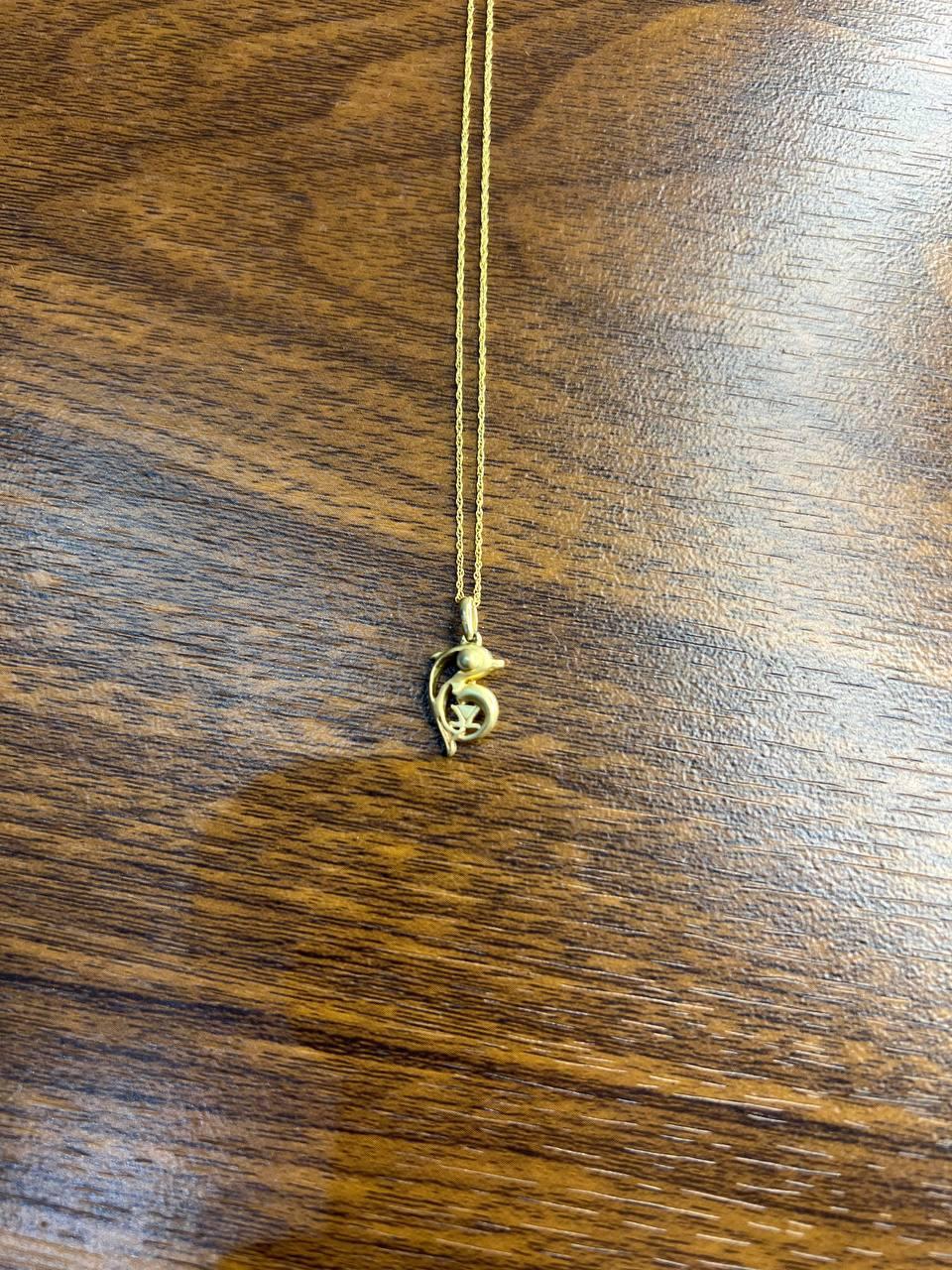 Taille mixte Petit collier pendentif animalier minimaliste en or jaune 14 carats avec dauphin en vente