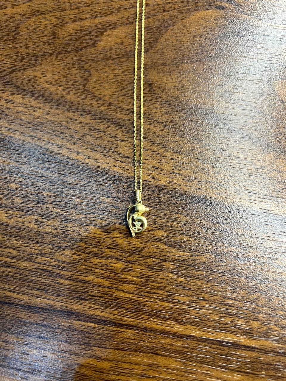 Petit collier pendentif animalier minimaliste en or jaune 14 carats avec dauphin Neuf - En vente à Oakton, VA
