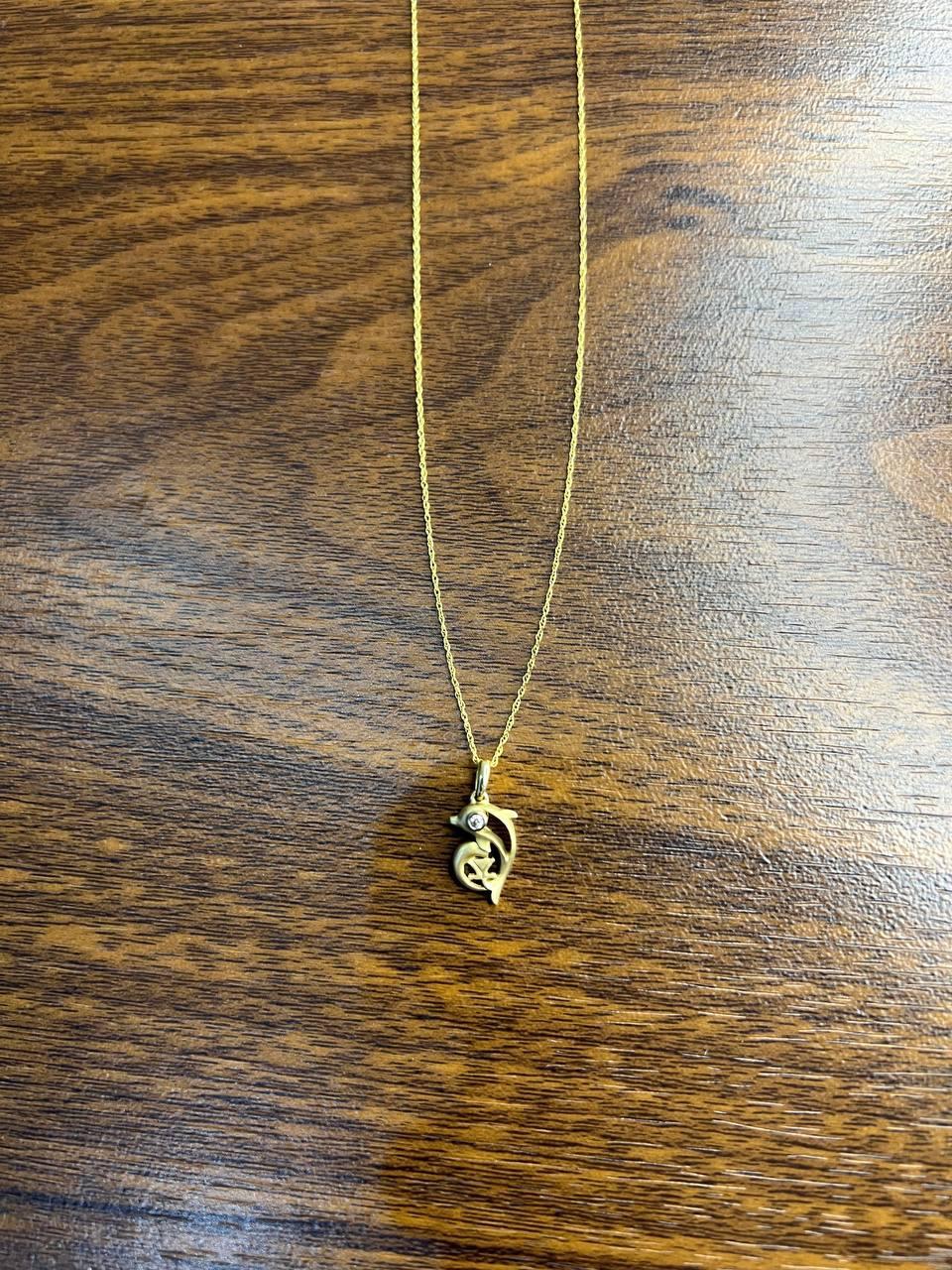 Petit collier pendentif animalier minimaliste en or jaune 14 carats avec dauphin Pour femmes en vente