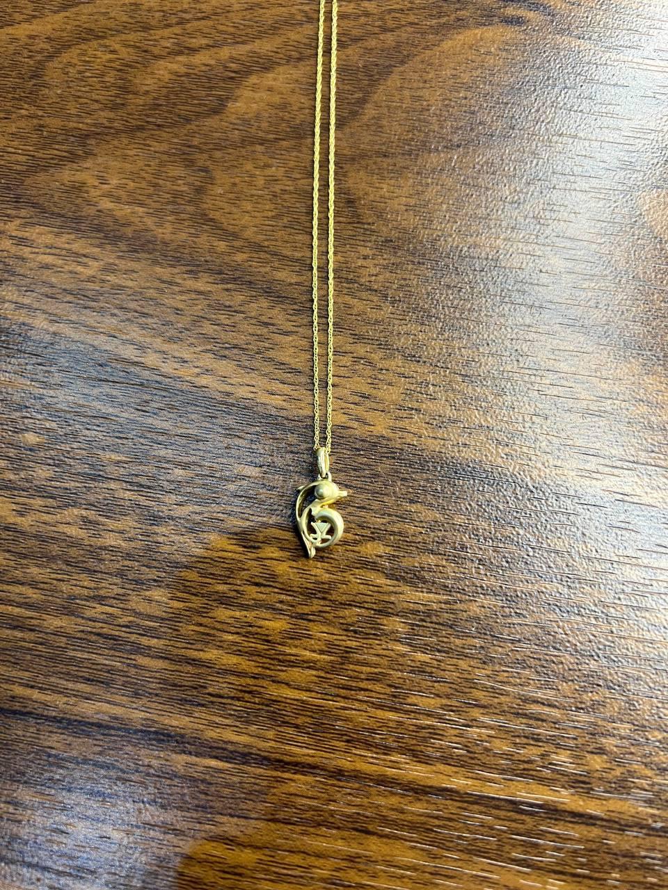 Petit collier pendentif animalier minimaliste en or jaune 14 carats avec dauphin en vente 1