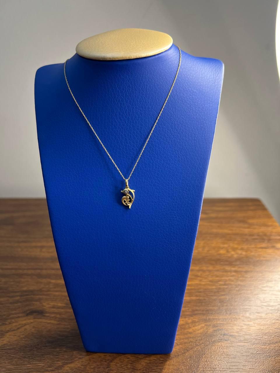 Petit collier pendentif animalier minimaliste en or jaune 14 carats avec dauphin en vente 2