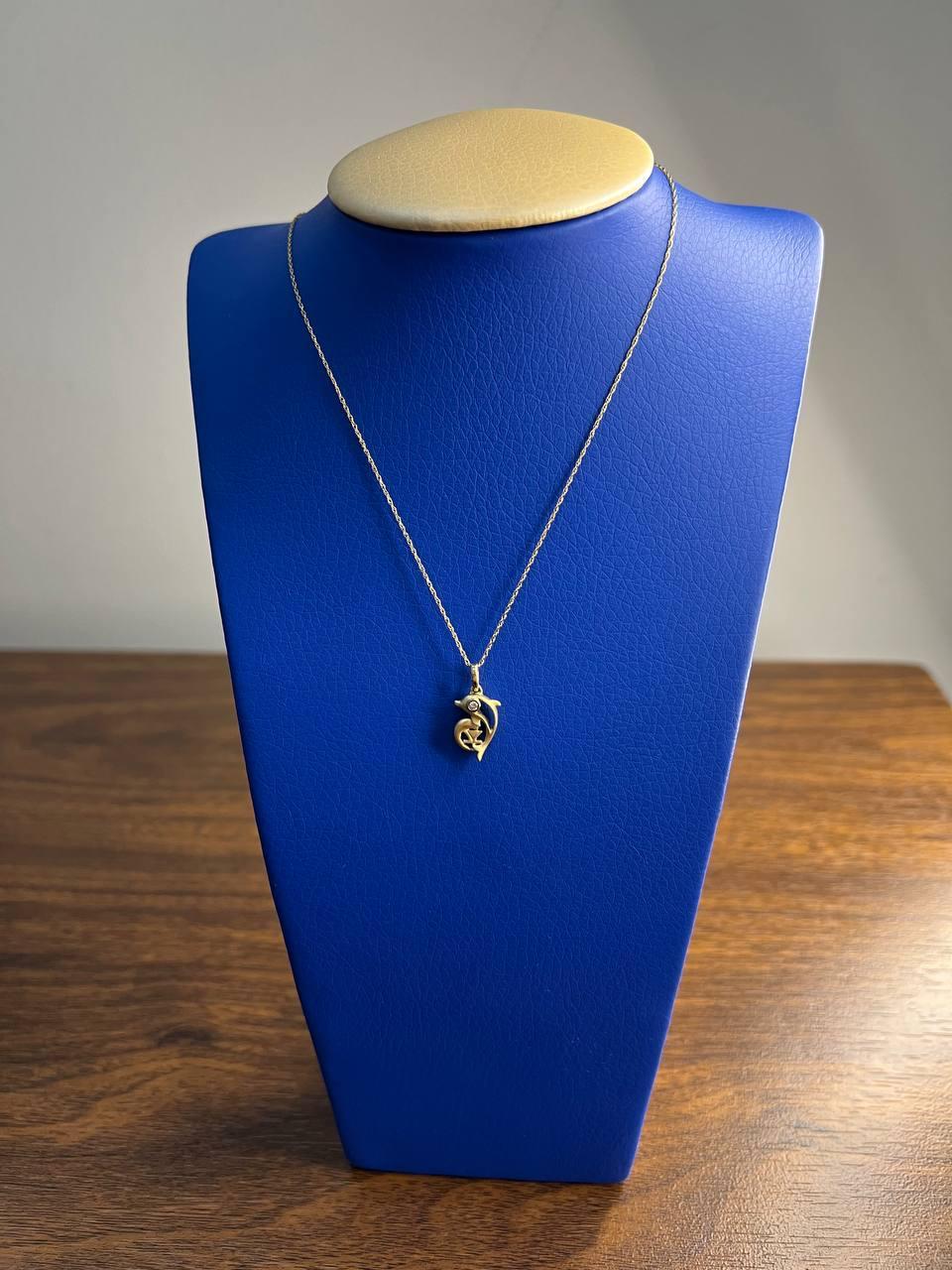 Petit collier pendentif animalier minimaliste en or jaune 14 carats avec dauphin en vente 3