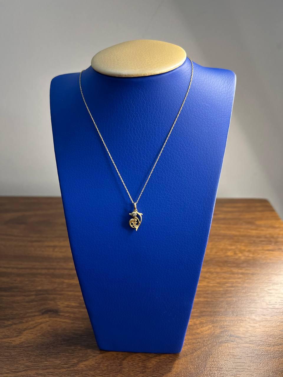 Petit collier pendentif animalier minimaliste en or jaune 14 carats avec dauphin en vente 4
