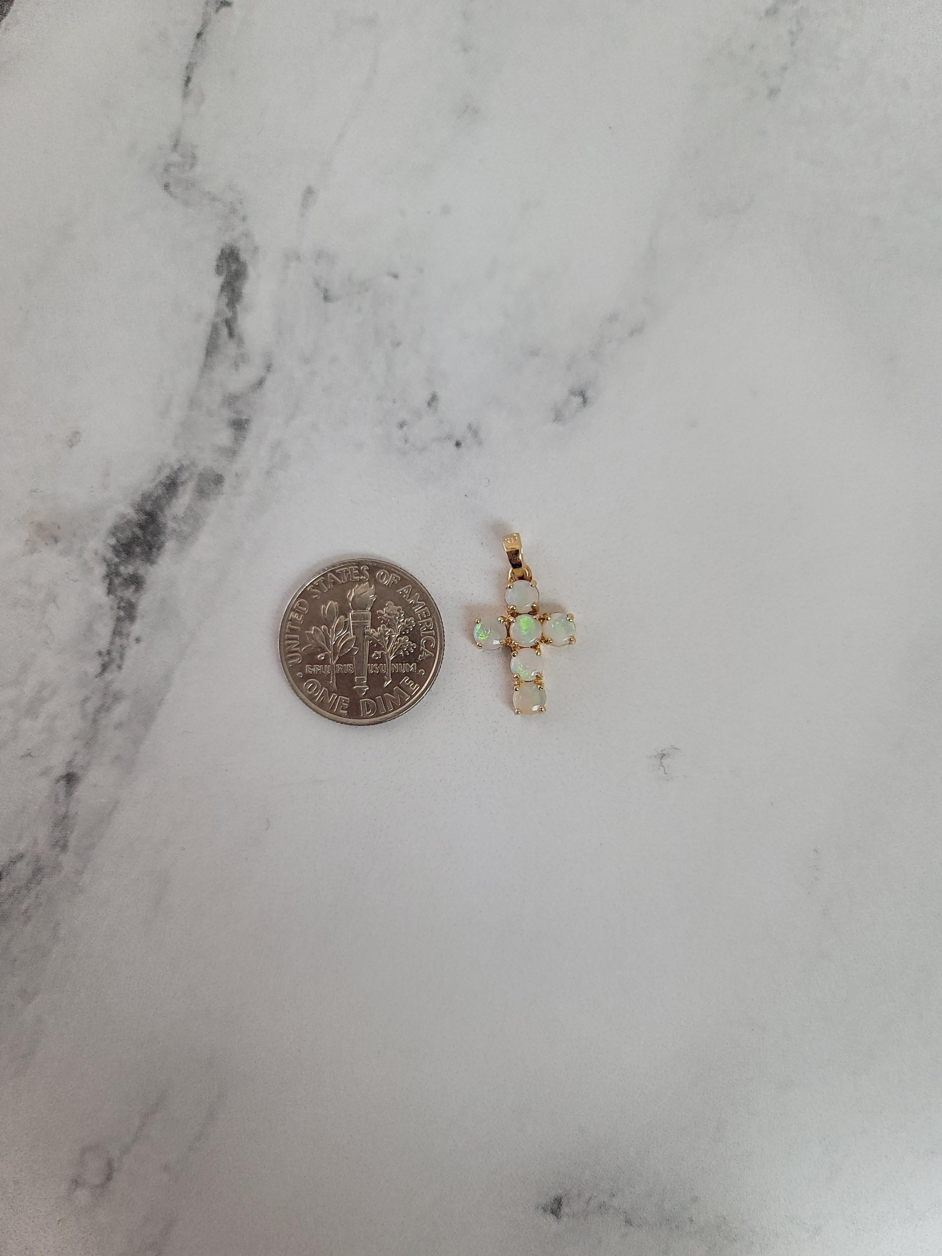 Taglio rotondo Piccola e delicata collana a croce rotonda in opale in vendita