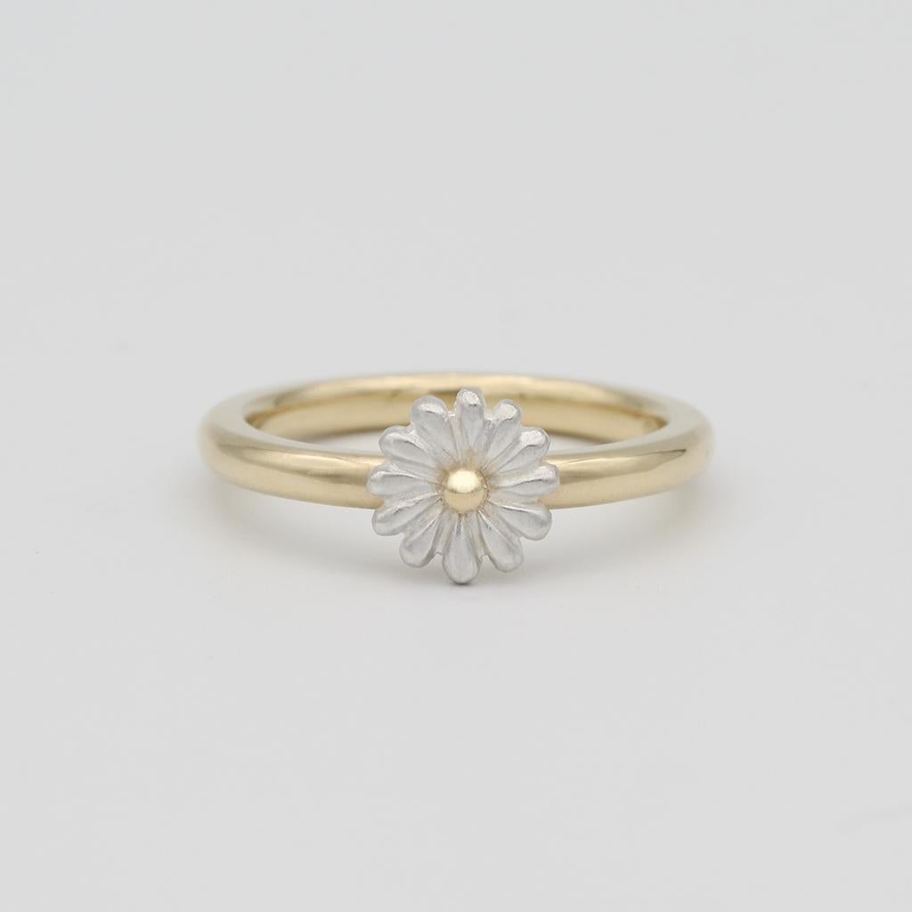 For Sale:  Small Daisy Ring/ 9ct Yellow Gold and Silver 2