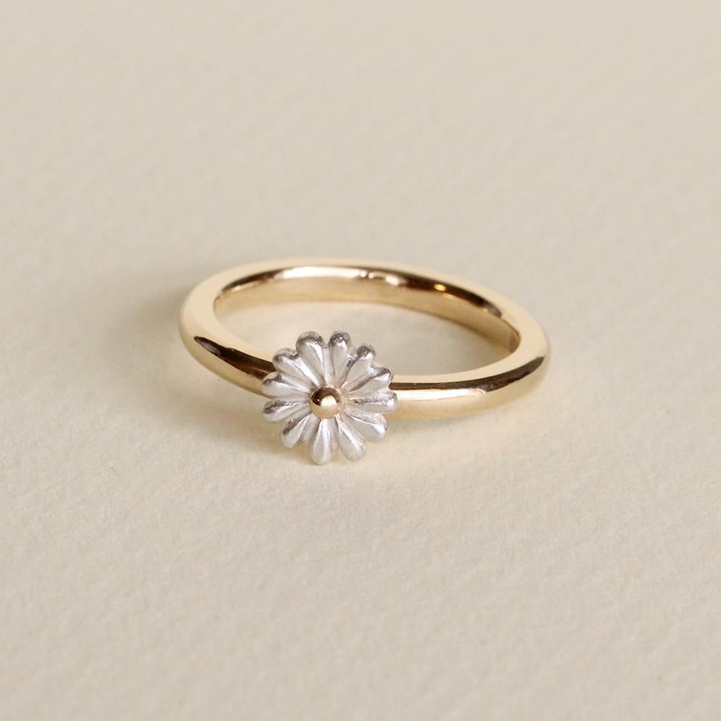 For Sale:  Small Daisy Ring/ 9ct Yellow Gold and Silver 4