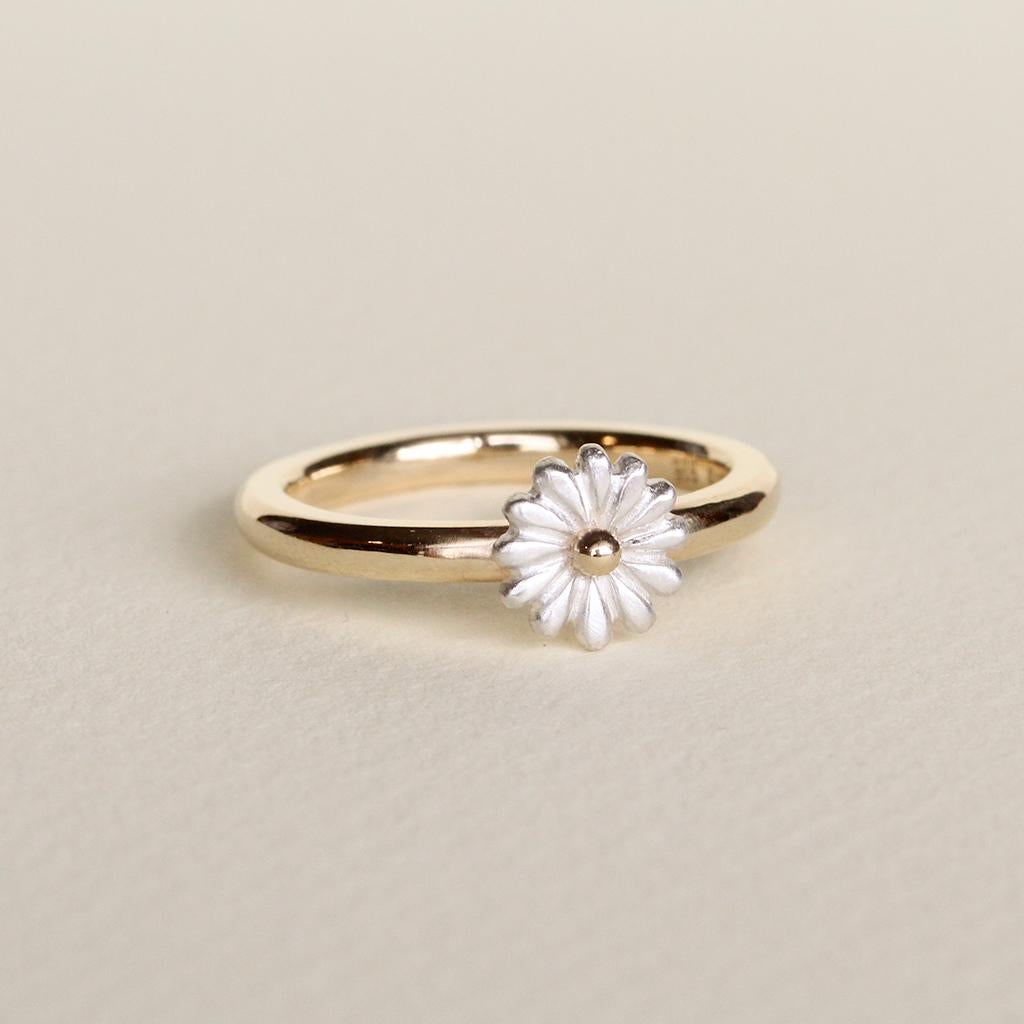 For Sale:  Small Daisy Ring/ 9ct Yellow Gold and Silver 5