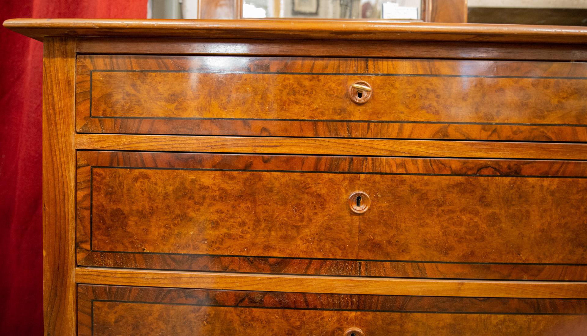 M/1179 - Piccola cassettiera elegante in radica di noce e quercia, filettata in ebano: rara da trovare così piccola!
M/808 - Da abbinare al suo specchio con un elegante ornamento greco. Dimensioni dello specchio: H. H. cm. 108 x 78/81 x profondità 4