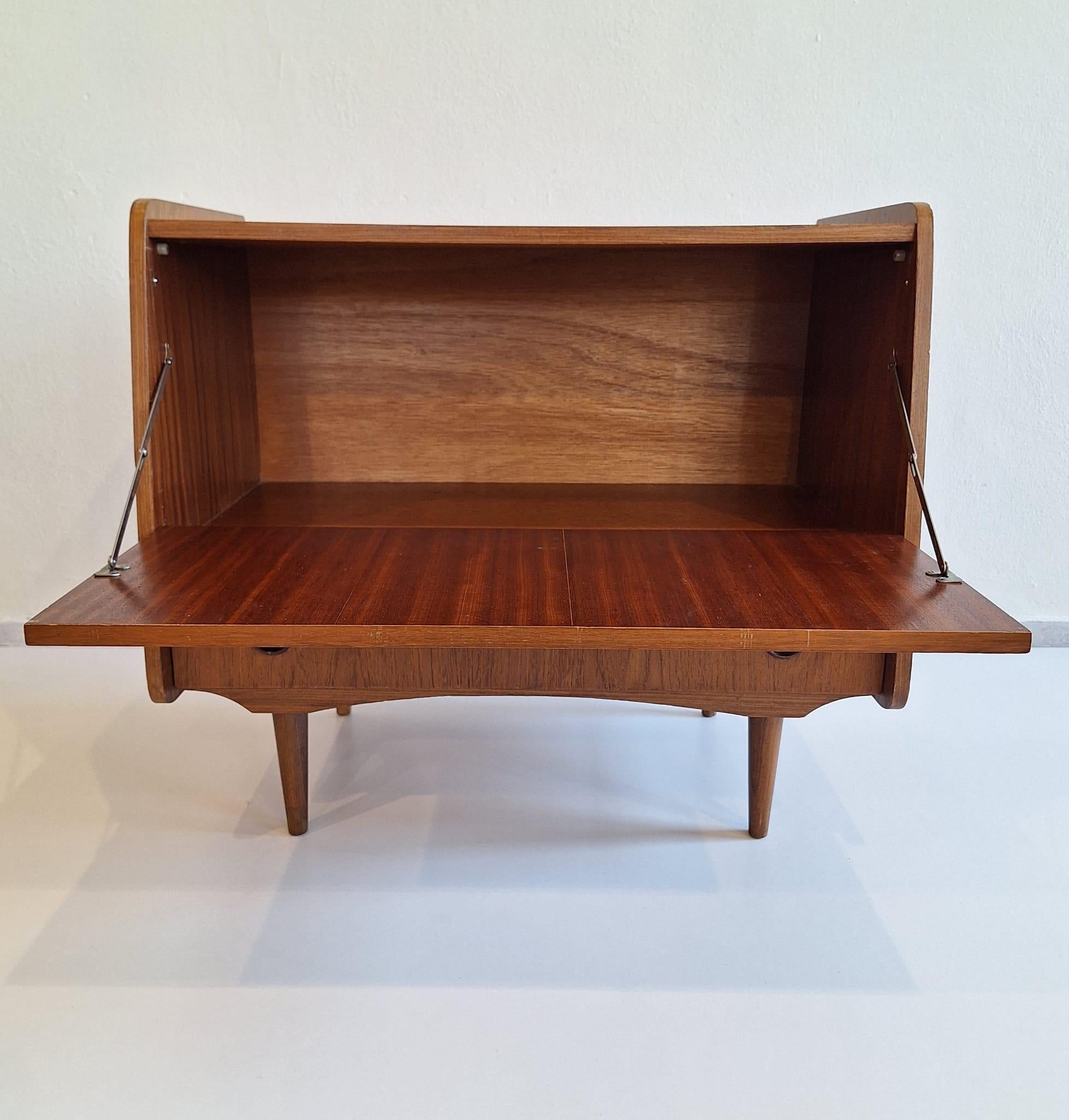 Small Danish bar cabinet in teak For Sale 5
