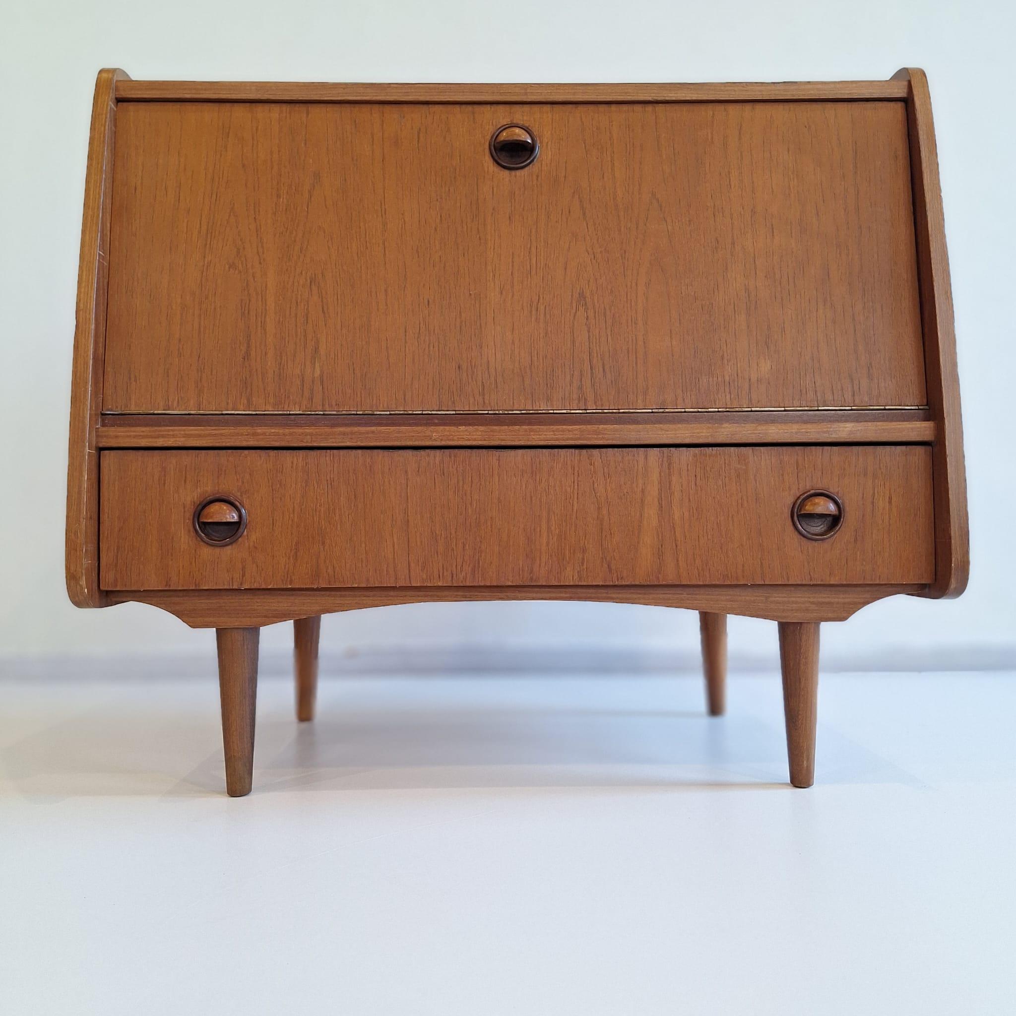 Its practical size makes it easy to place and practical in different rooms in the house. Its elegant design and clean lines make it a stylish decorative element in the living room, kitchen, hall or dining room. Its design and versatility make this