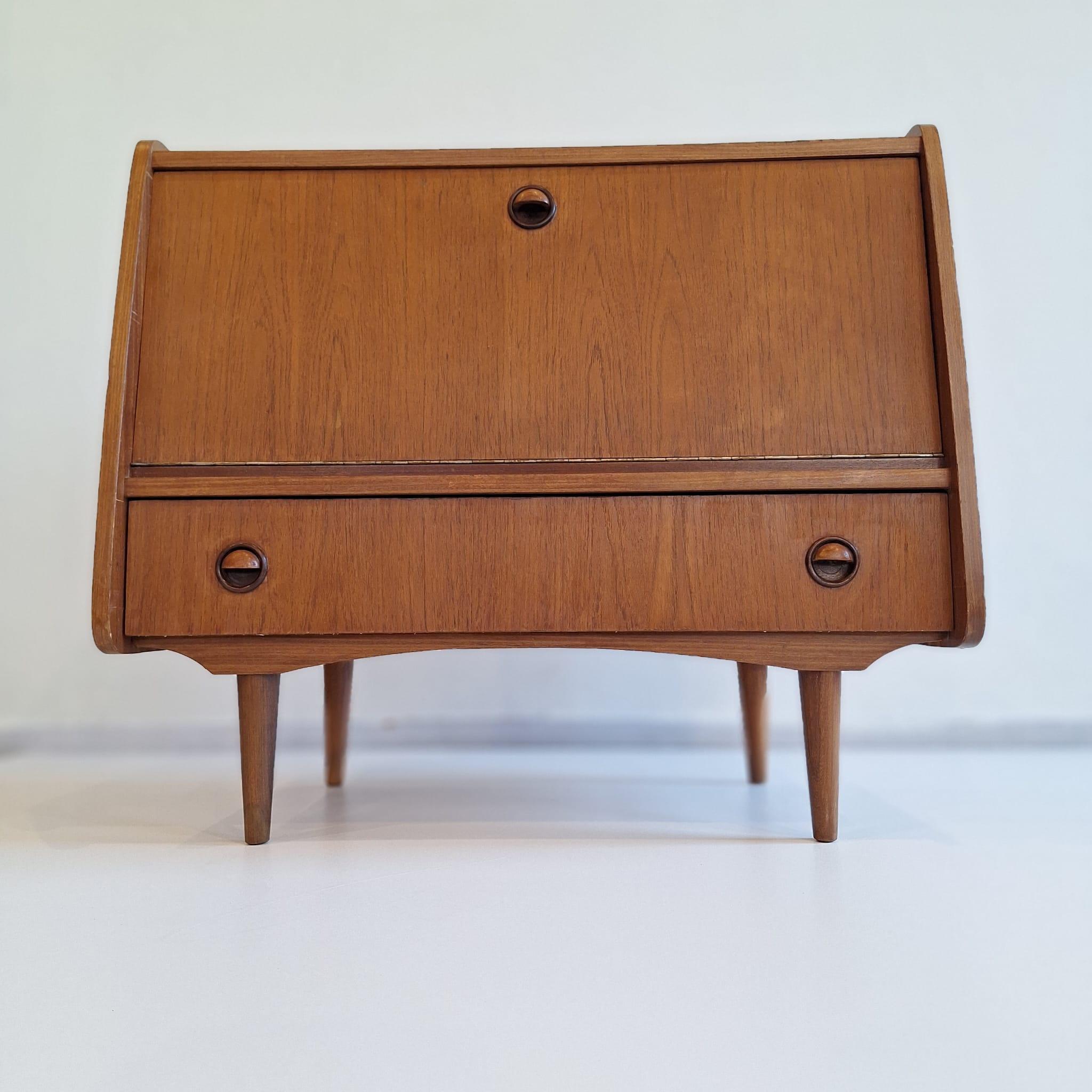 Small Danish bar cabinet in teak In Good Condition For Sale In MIJDRECHT, NL