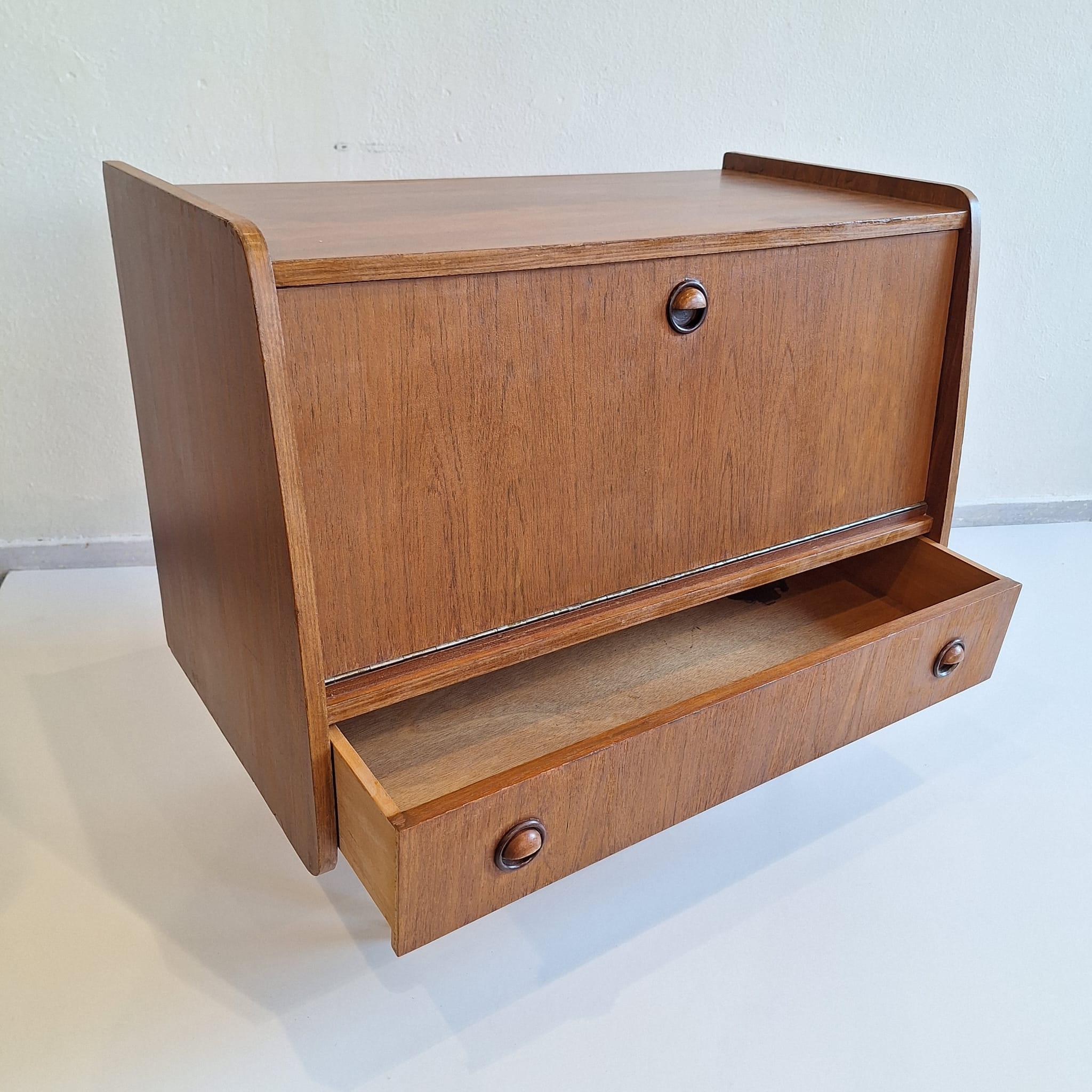 Small Danish bar cabinet in teak For Sale 3