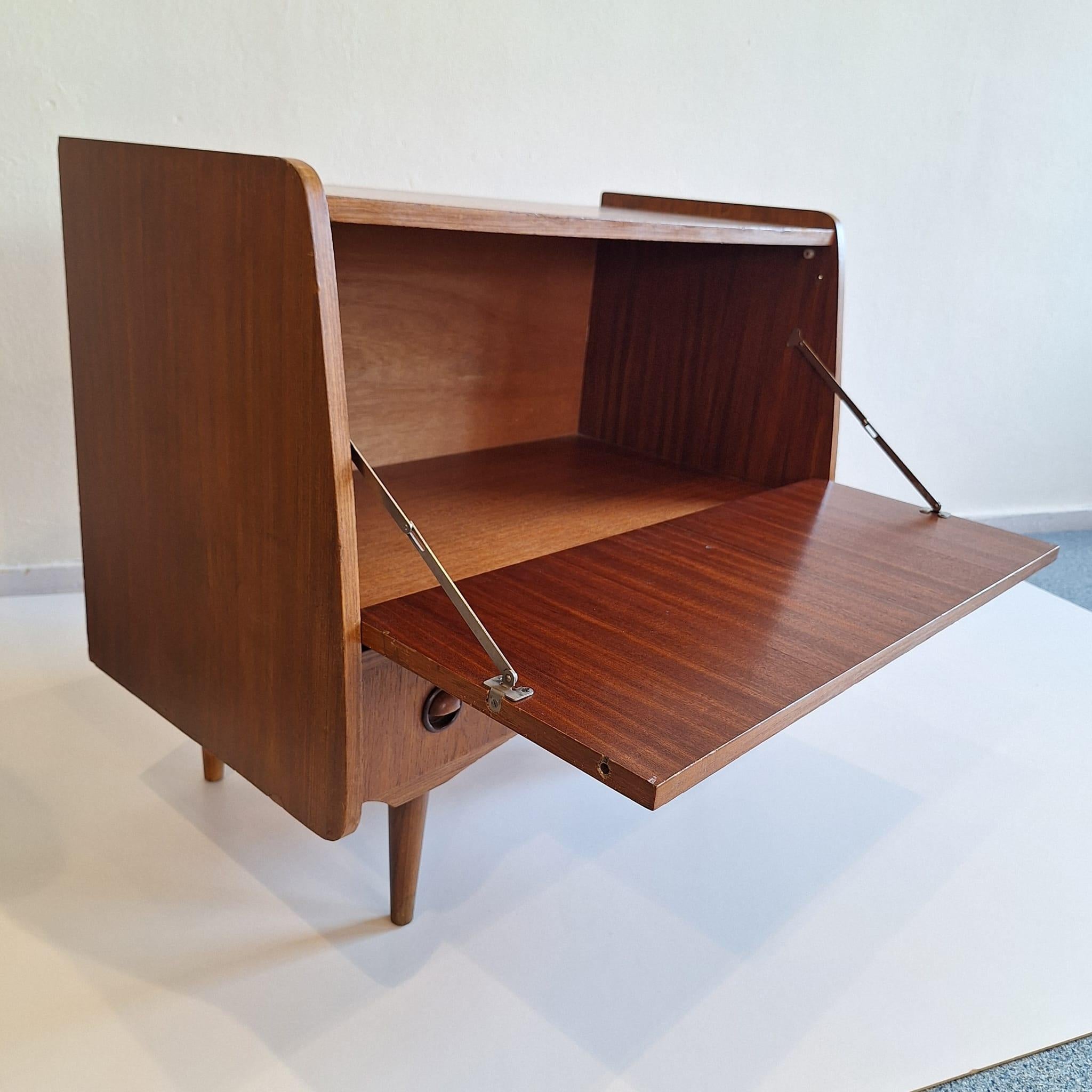Small Danish bar cabinet in teak For Sale 4
