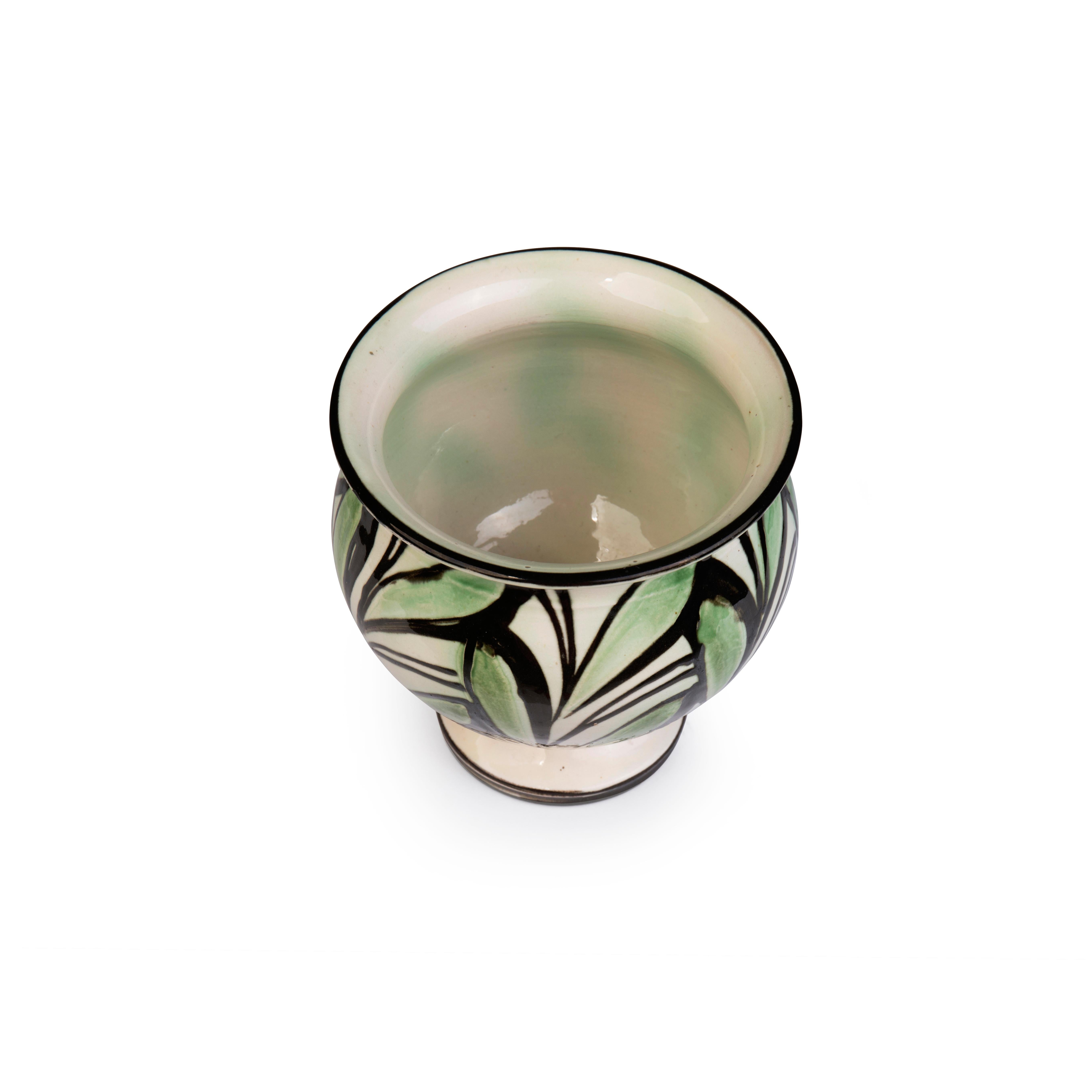 Scandinave moderne Petit vase danois en faïence décoré en corne de feuilles vertes sur une base blanche en vente