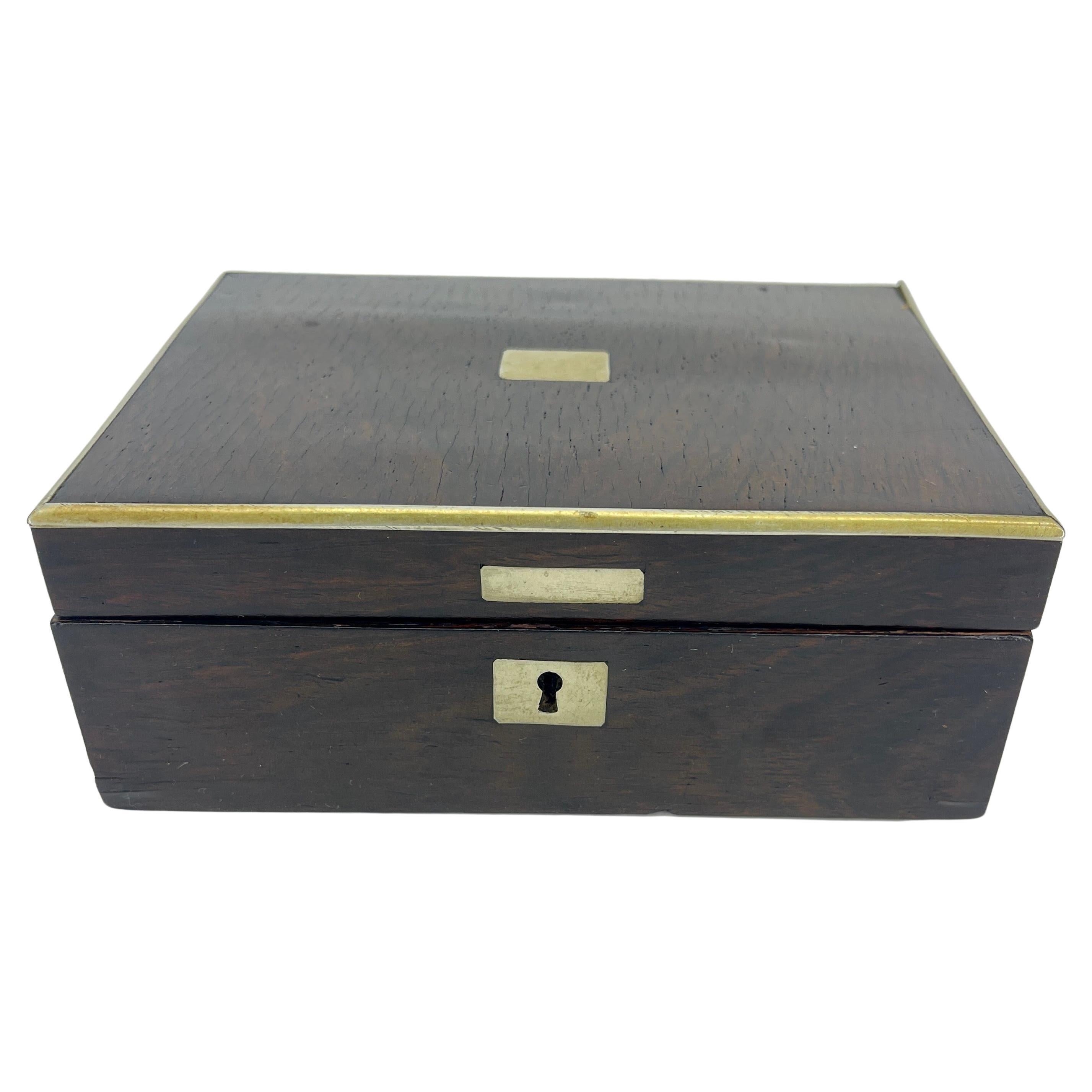 Pequeña caja de baratijas de latón y chapado imperio danés, circa 1825