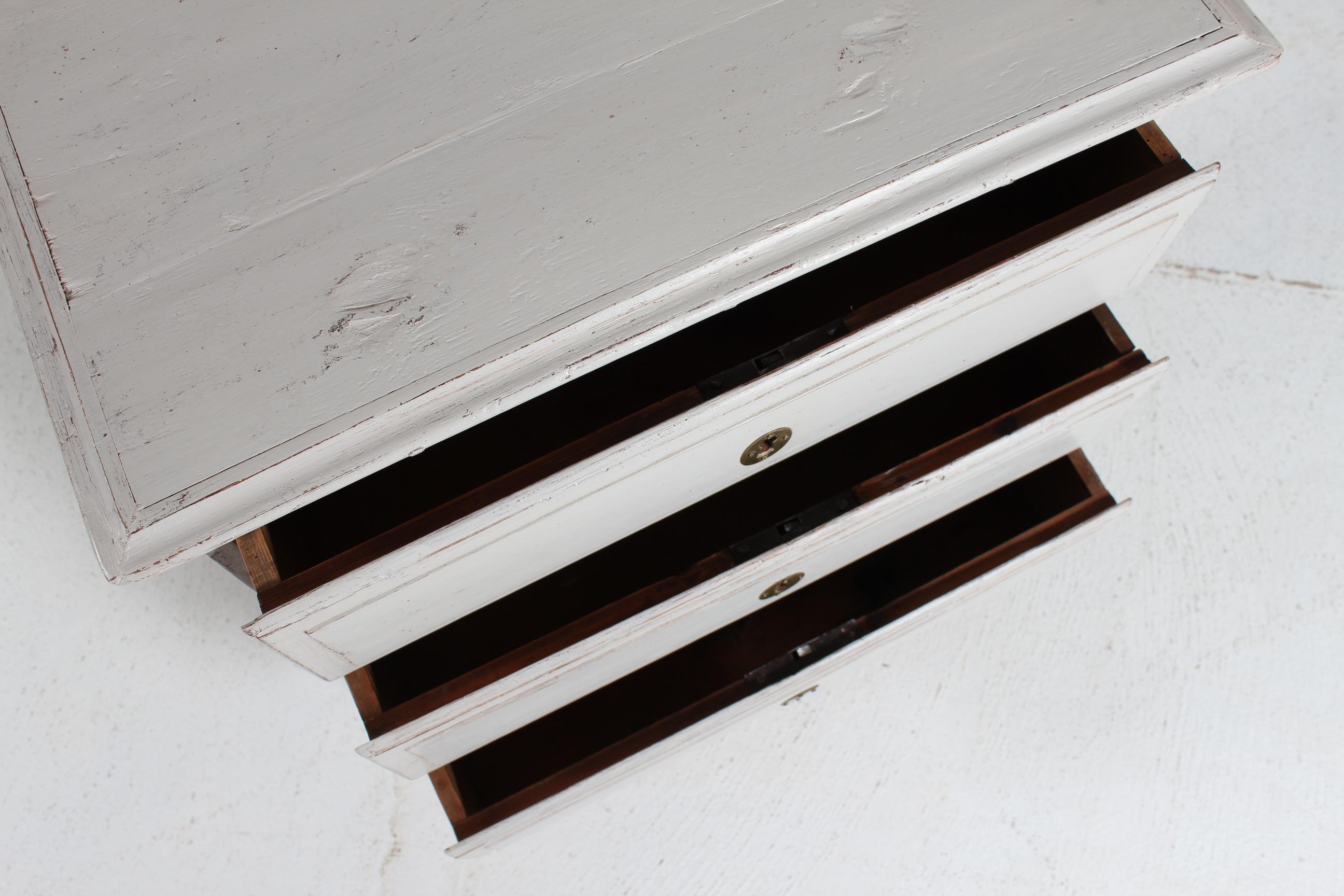 Piccola cassettiera danese in stile Luigi XVI con vernice grigia e patina del 1900 ca. in vendita 3