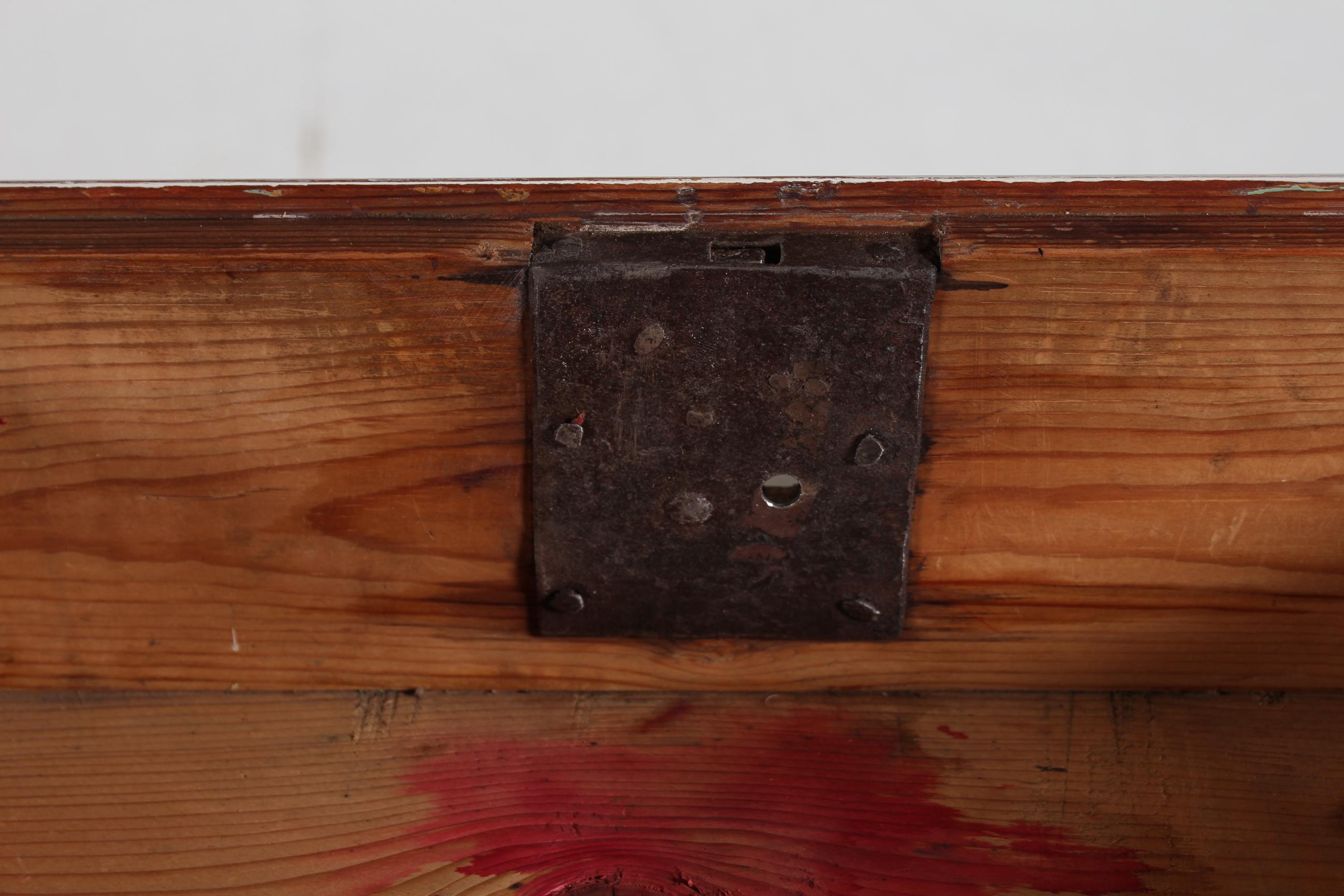 Piccola cassettiera danese in stile Luigi XVI con vernice grigia e patina del 1900 ca. in vendita 4