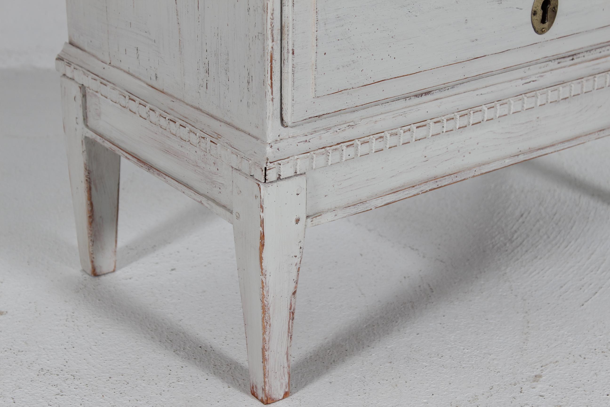 Danese Piccola cassettiera danese in stile Luigi XVI con vernice grigia e patina del 1900 ca. in vendita