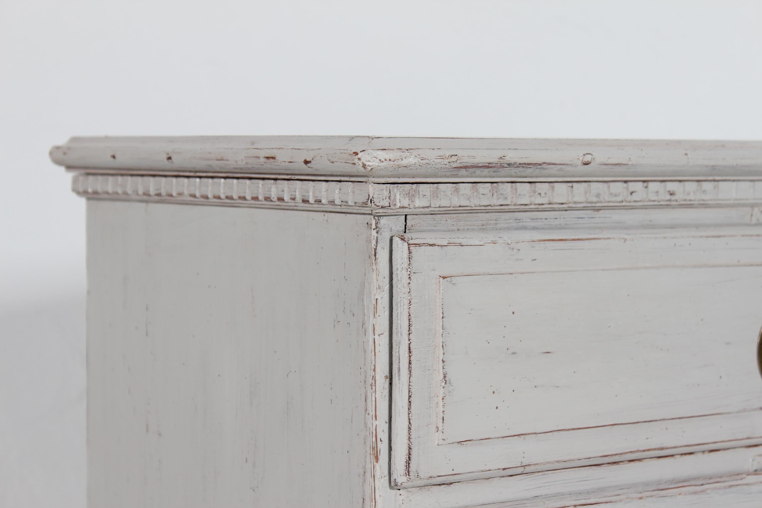 Fatto a mano Piccola cassettiera danese in stile Luigi XVI con vernice grigia e patina del 1900 ca. in vendita