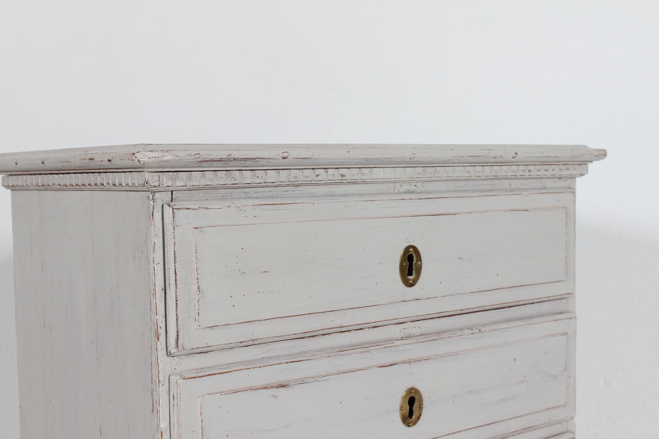 Piccola cassettiera danese in stile Luigi XVI con vernice grigia e patina del 1900 ca. In condizioni buone in vendita a Silkeborg, Silkeborg