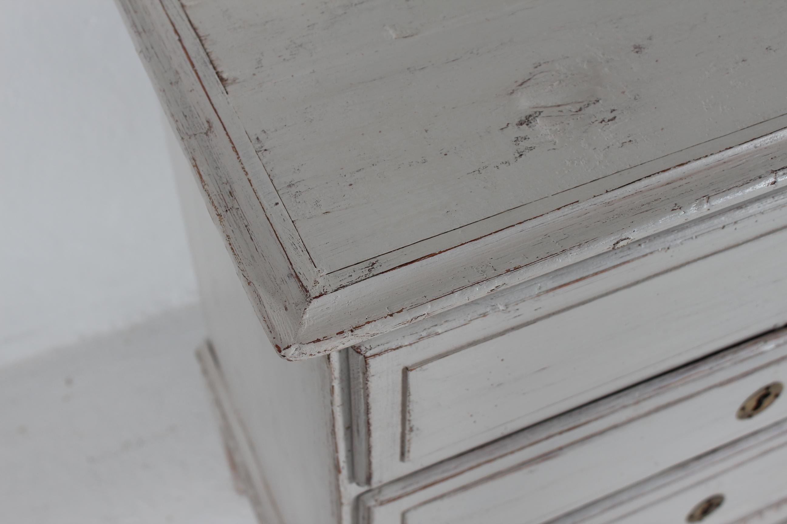 Inizio XX secolo Piccola cassettiera danese in stile Luigi XVI con vernice grigia e patina del 1900 ca. in vendita