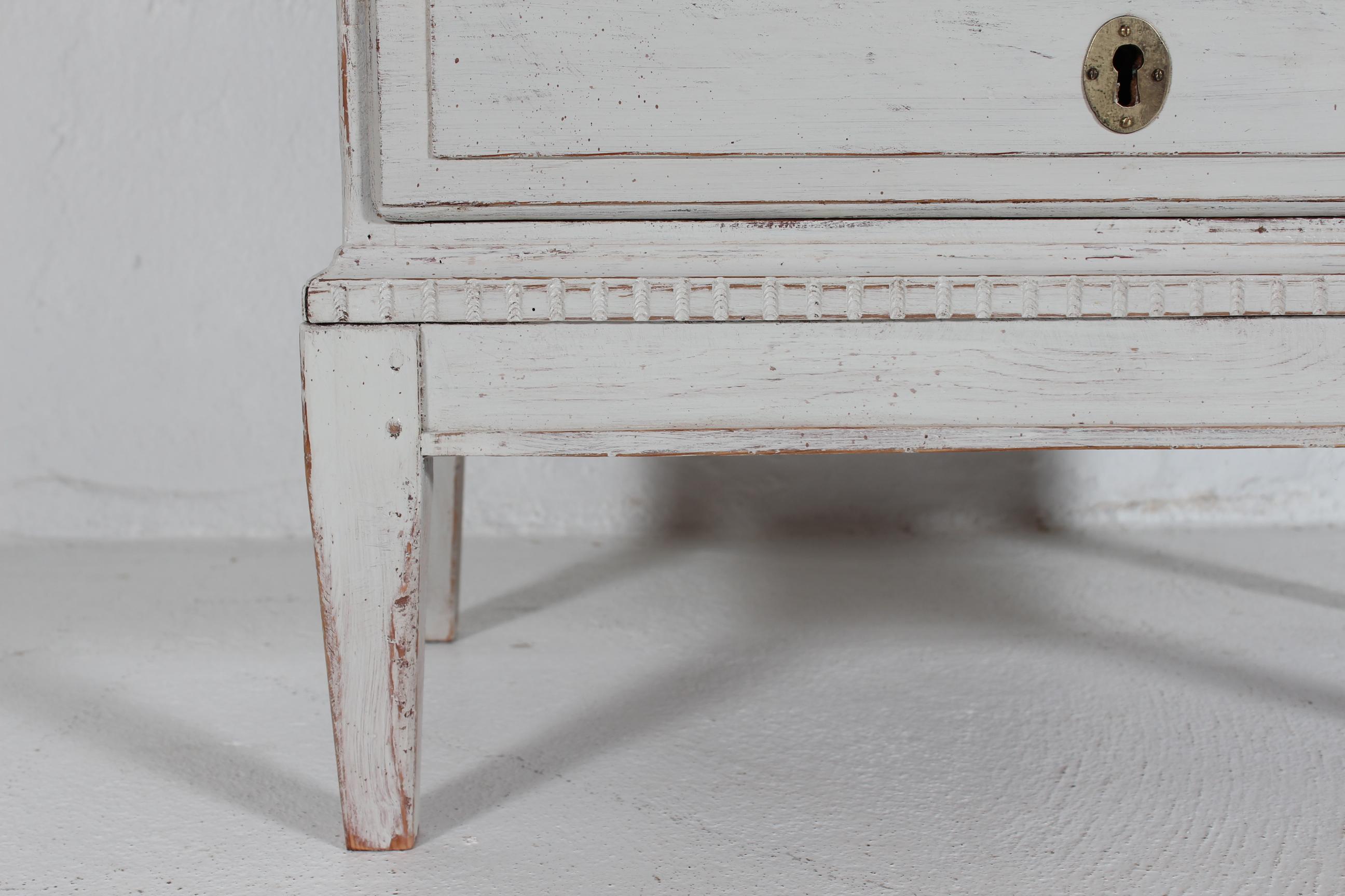 Ottone Piccola cassettiera danese in stile Luigi XVI con vernice grigia e patina del 1900 ca. in vendita