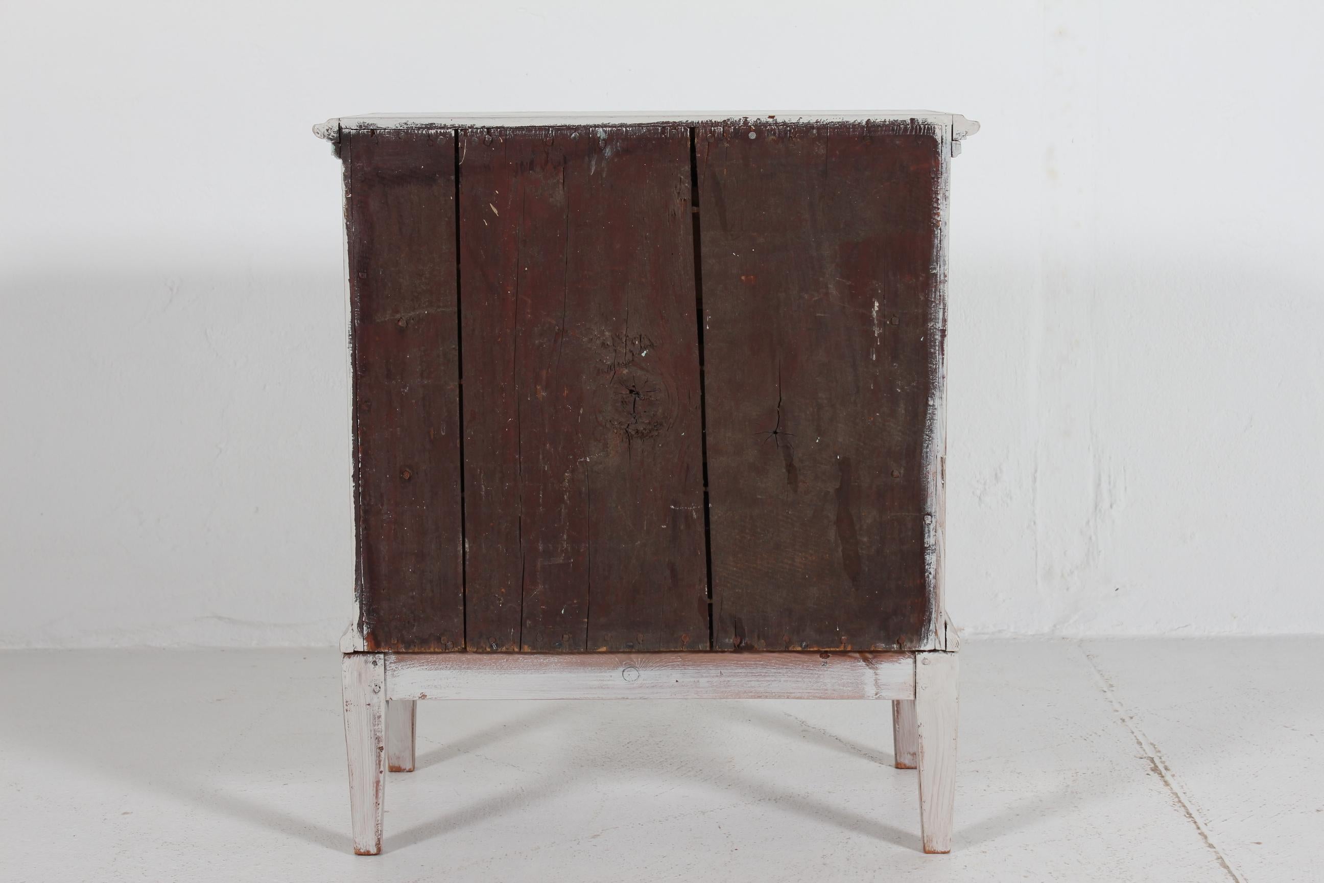 Piccola cassettiera danese in stile Luigi XVI con vernice grigia e patina del 1900 ca. in vendita 1