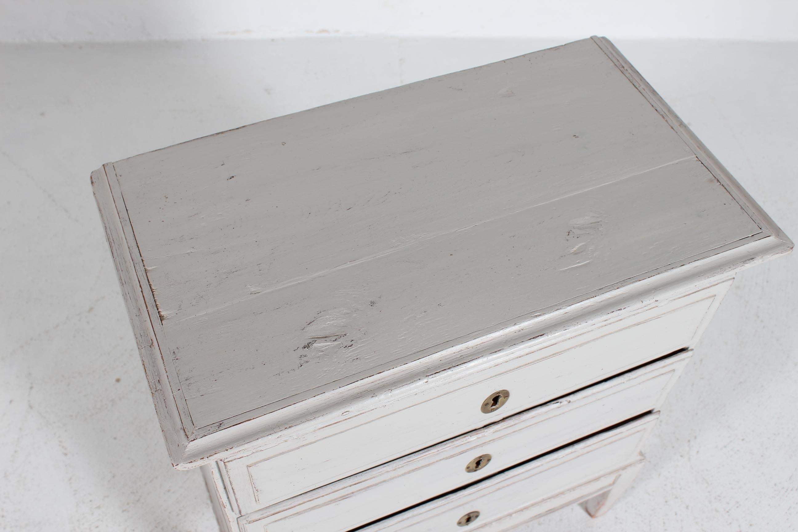 Piccola cassettiera danese in stile Luigi XVI con vernice grigia e patina del 1900 ca. in vendita 2