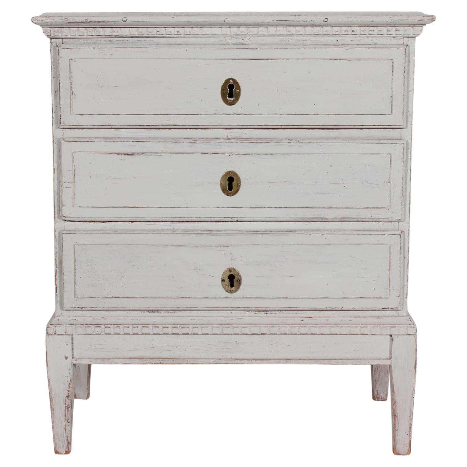 Piccola cassettiera danese in stile Luigi XVI con vernice grigia e patina del 1900 ca.