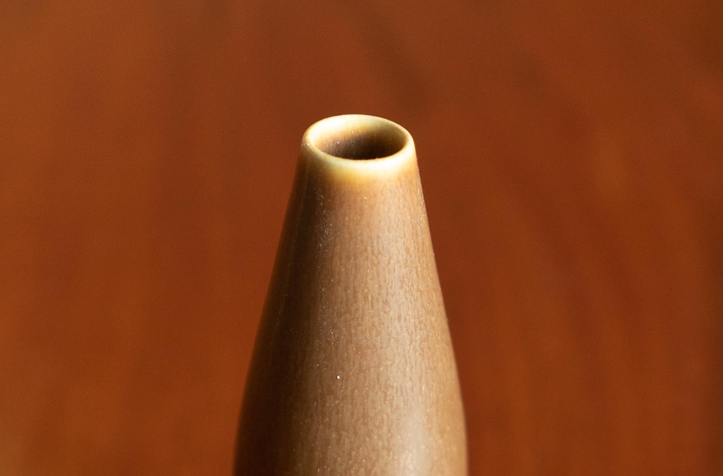 Grand vase danois en céramique du milieu du siècle par Palshus, années 1960
Grand vase moderne danois Palshus en glaçure HaresFur de couleur terre. Un exemple parfait du minimalisme moderne danois. Conçu par Per Linnemann-Schmidt pour Palshus