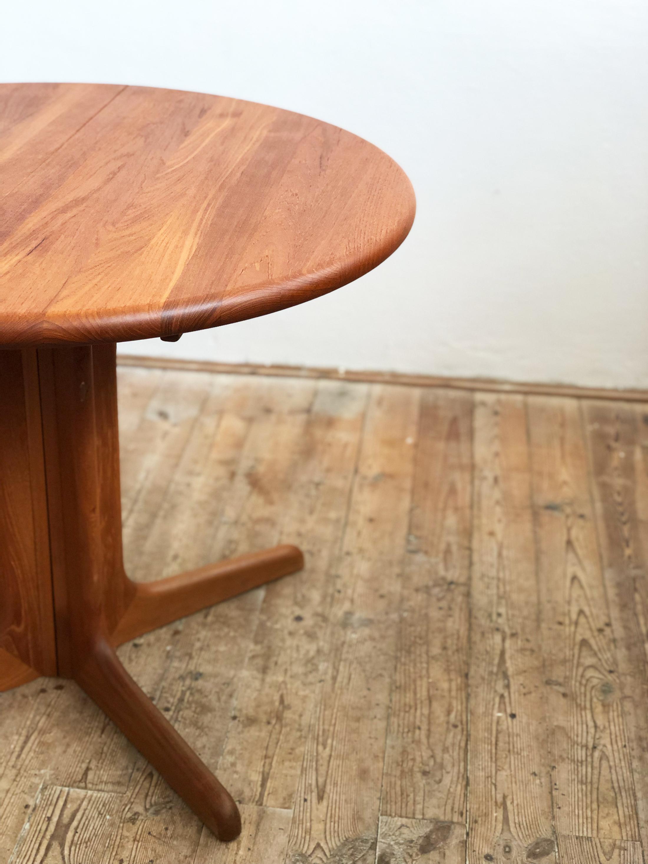 Small Danish Mid-Century Modern Extendable Teak Dining Table, 1960s In Good Condition In Munich, Bavaria